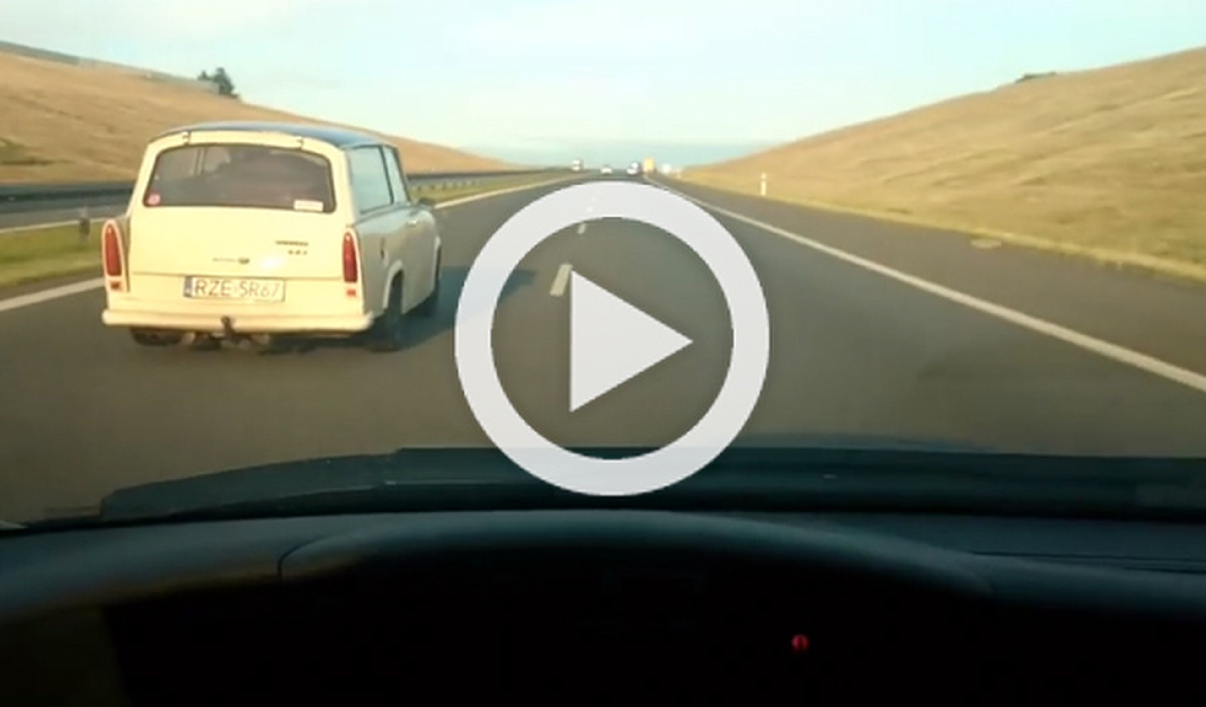 Un Trabant le quita las pegatinas a un Civic a ¡183 km/h!