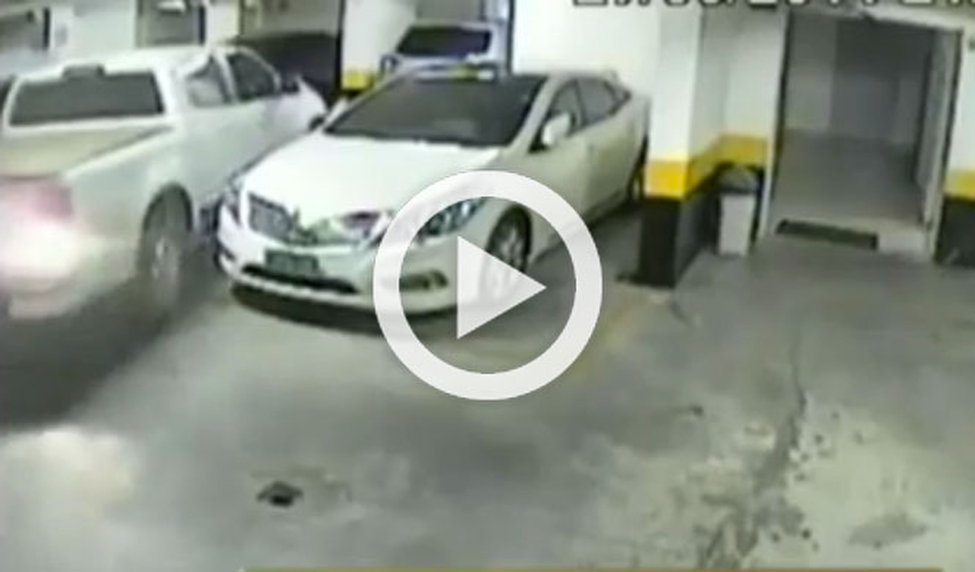Un hombre empotra su coche contra otro al aparcar