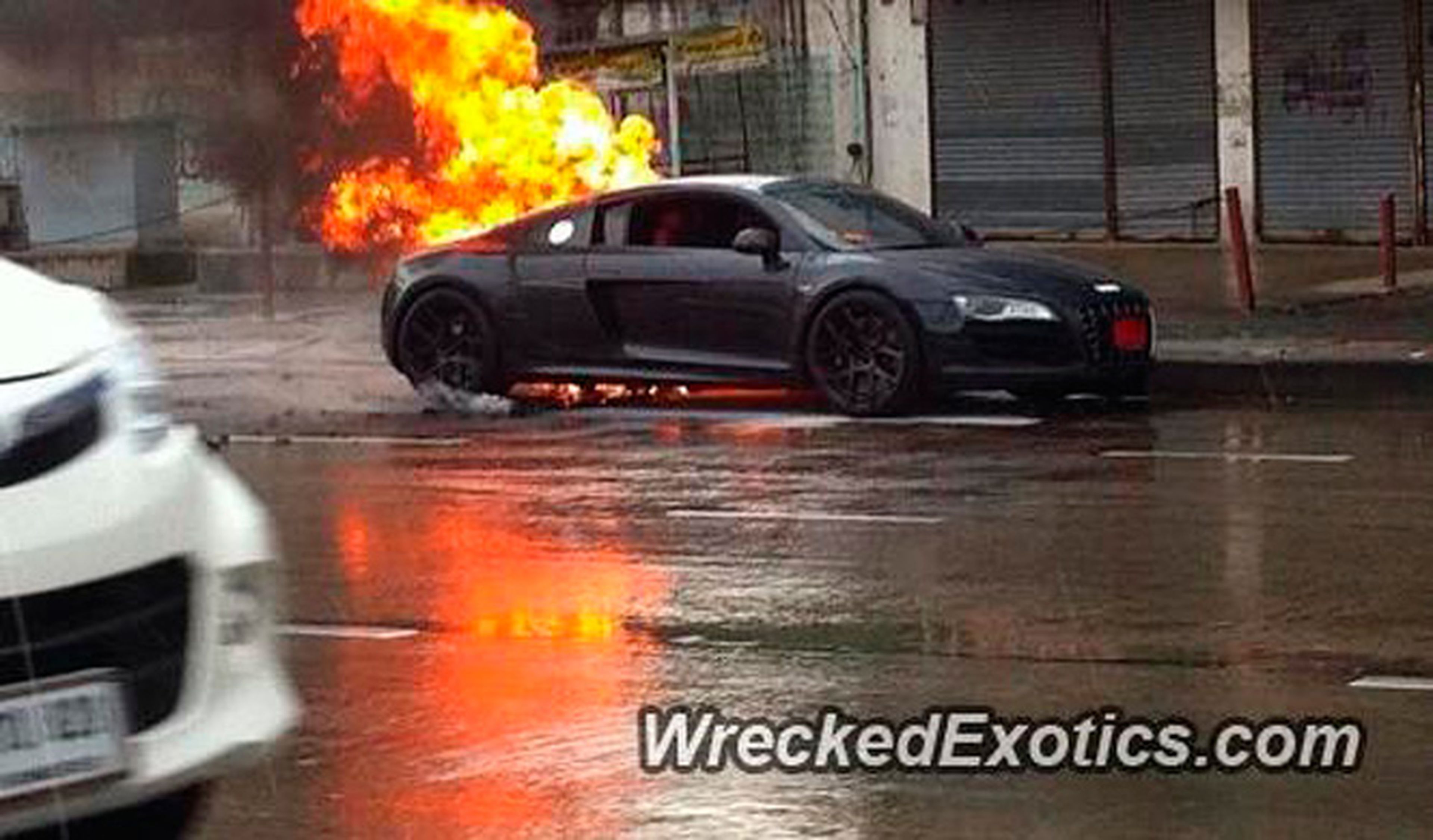 Un Audi R8 sale ardiendo en el centro de Bangkok