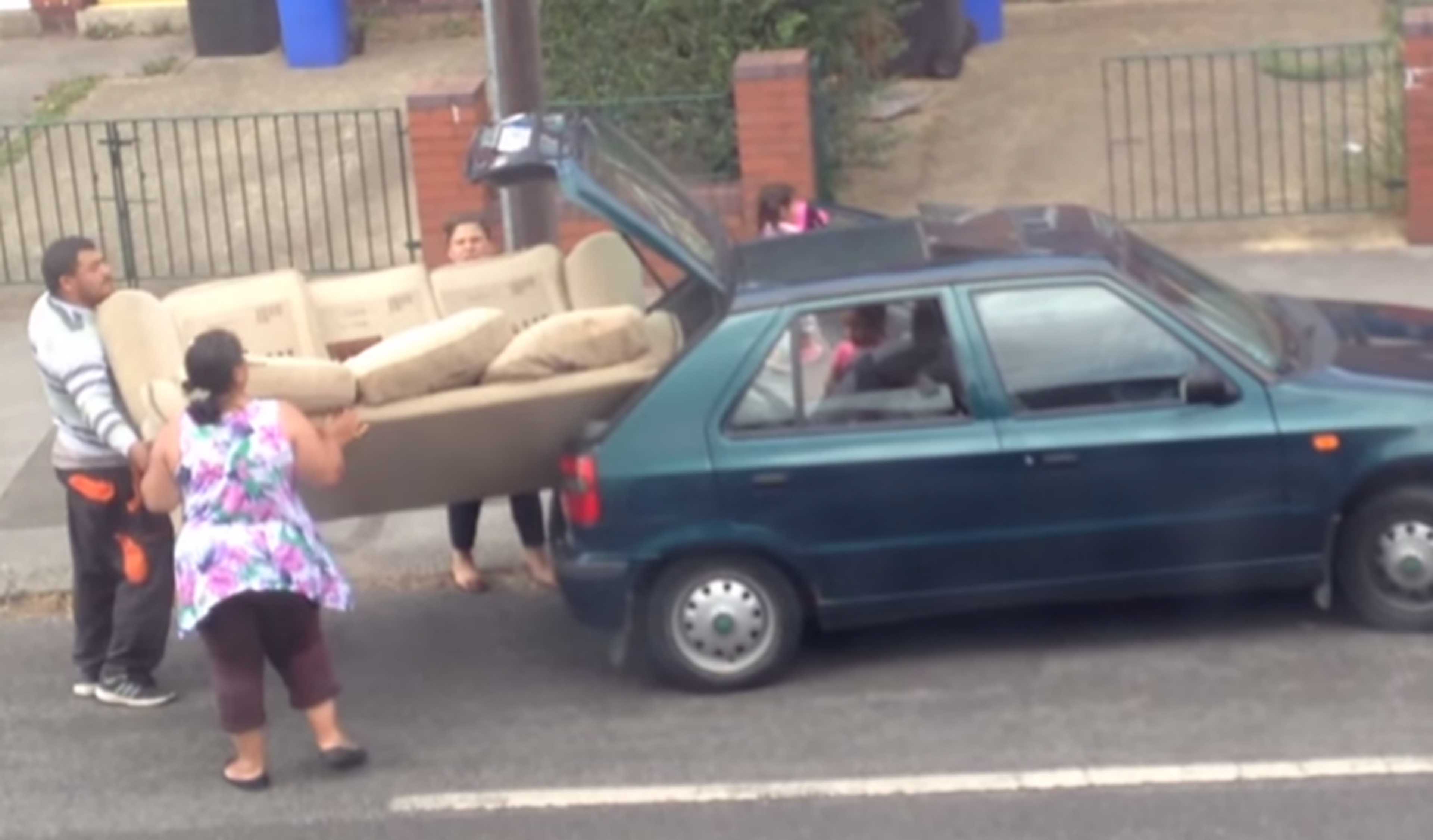Intentan meter un sofá en un coche