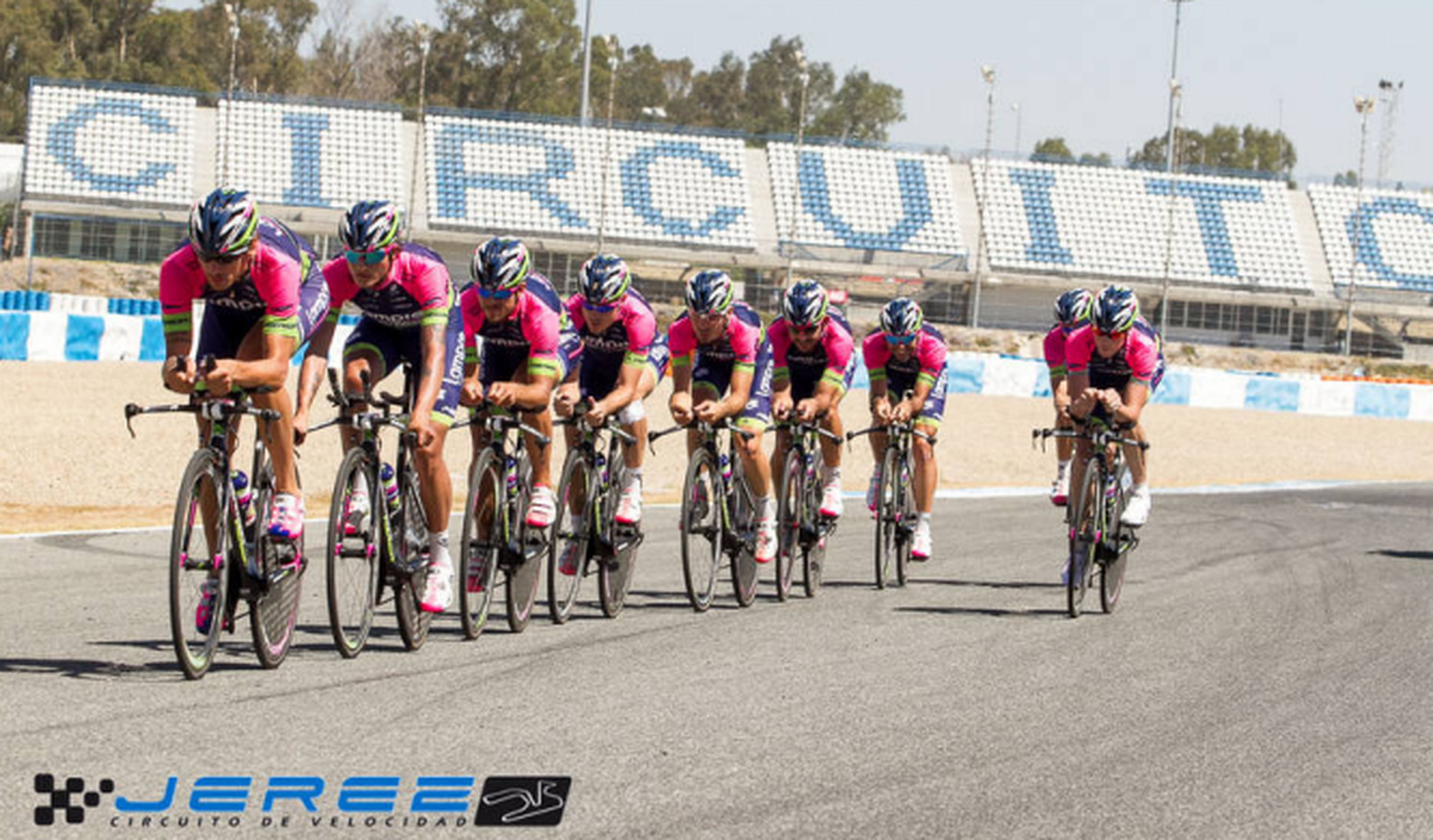 Tres equipos ciclistas entrenan en el Circuito de Jerez