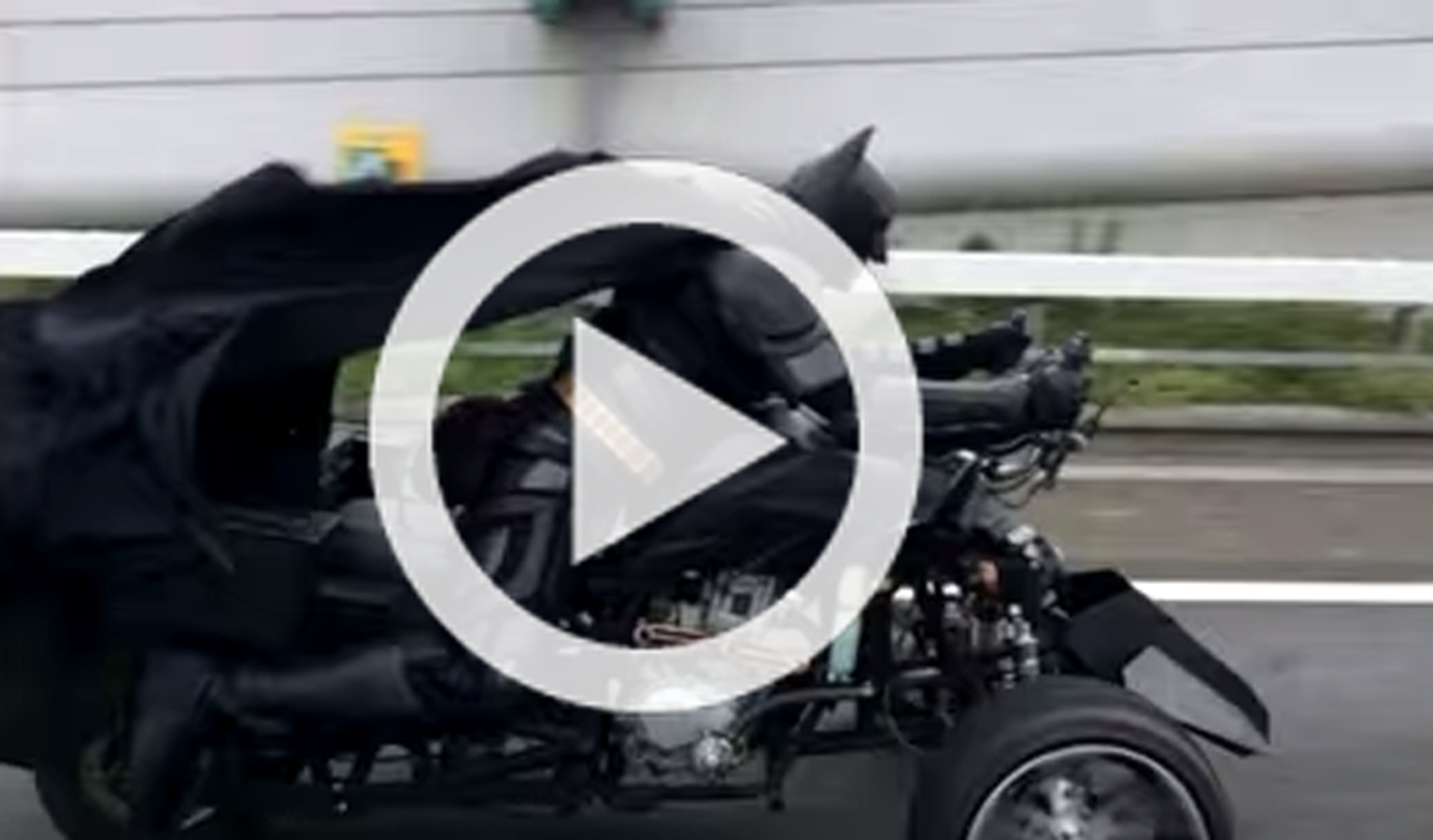 Batman recorre las carreteras de Japón en moto