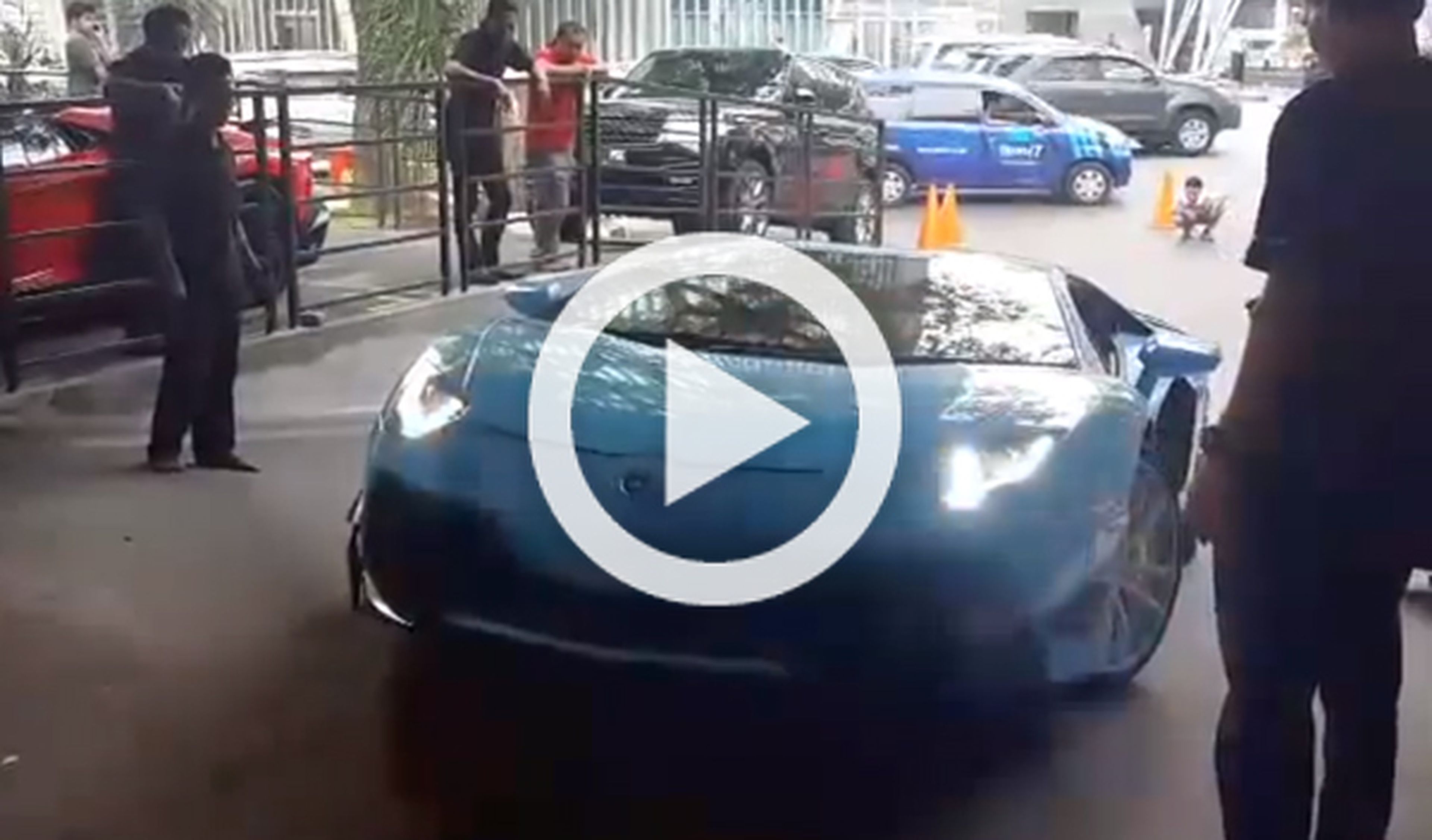 Un Lamborghini Aventador en apuros, ¡para subir una rampa!