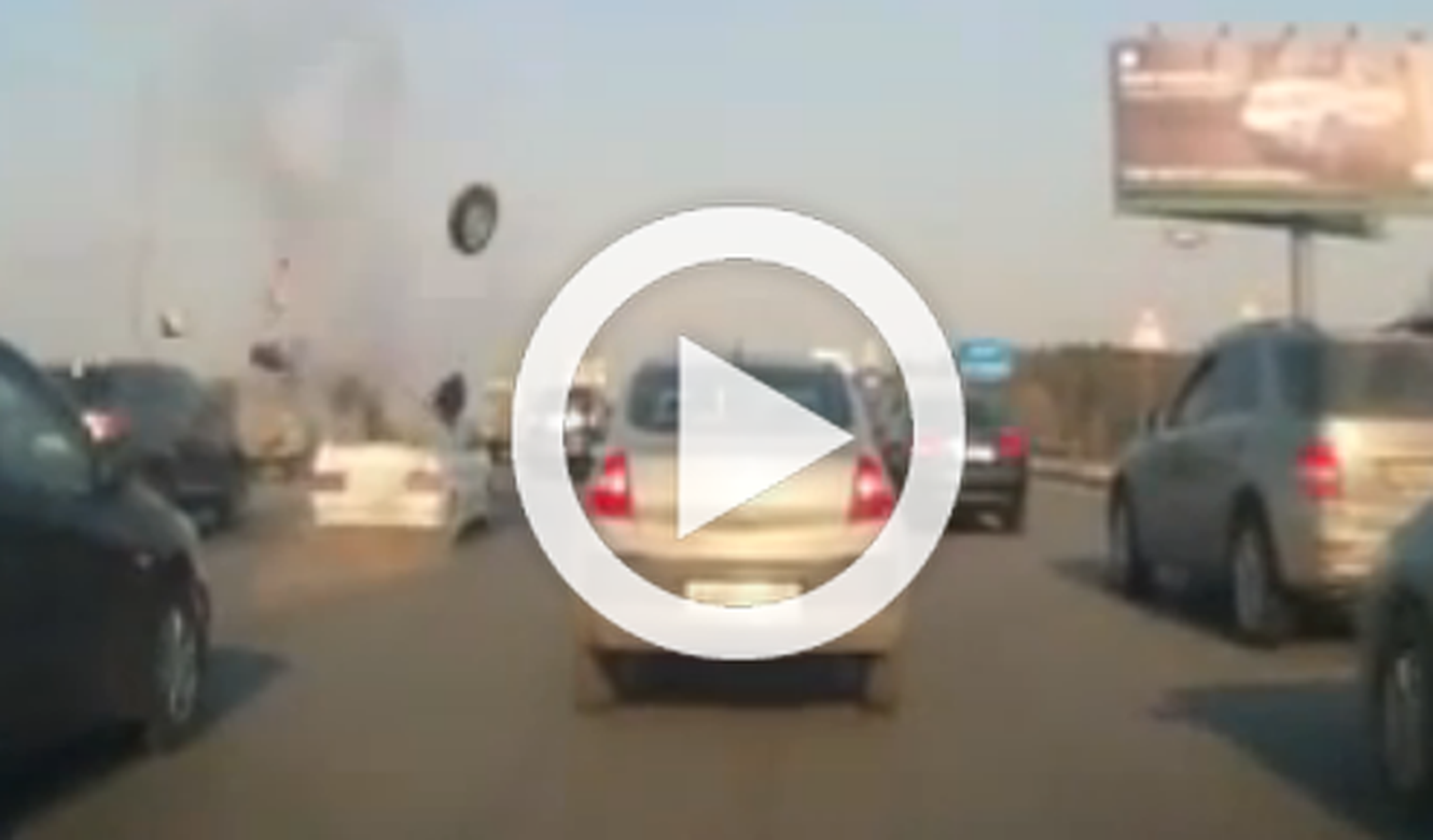 Vídeo: algo explota en un coche en mitad de la autopista