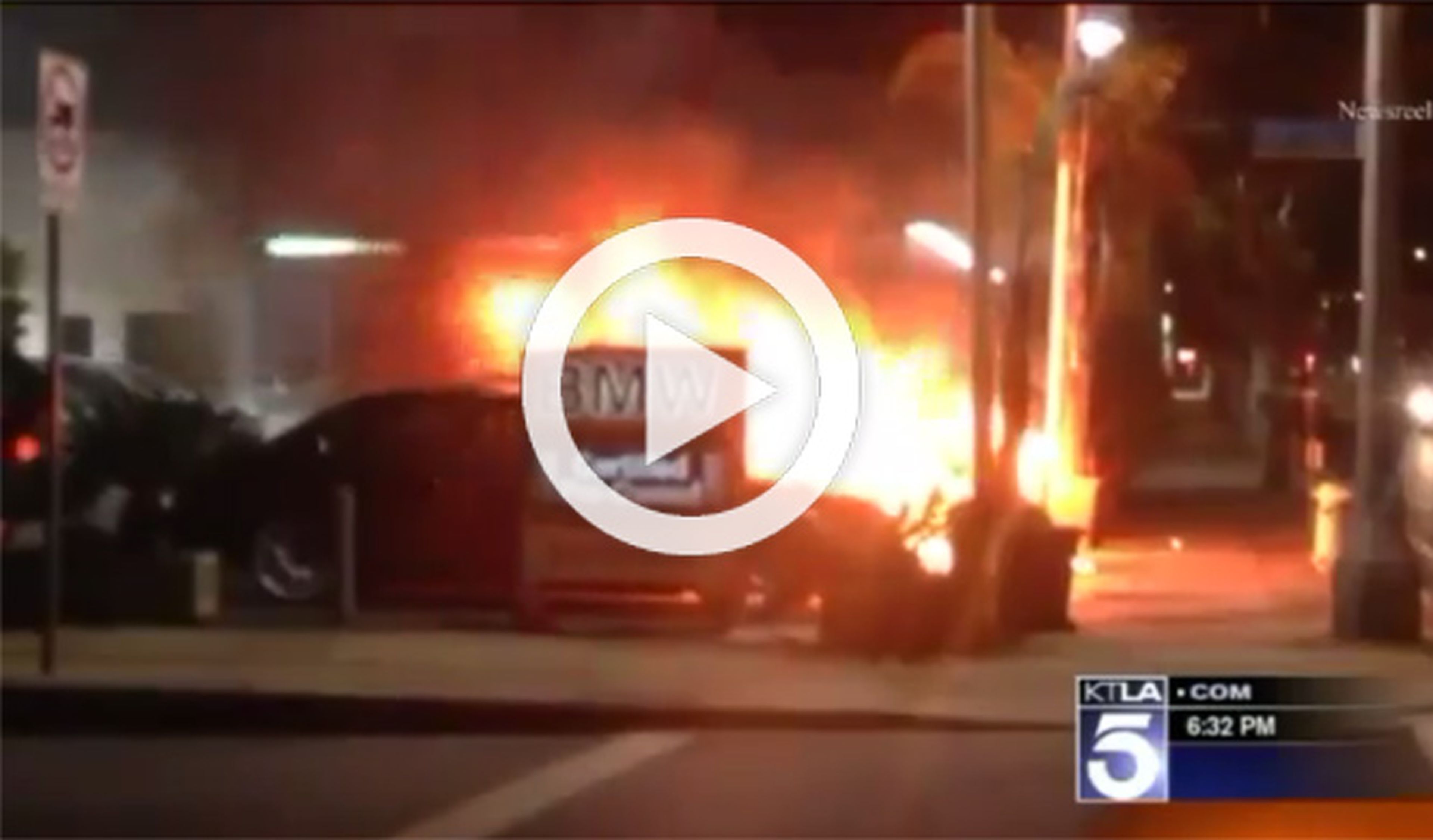 Provocan un incendio en un concesionario de BMW