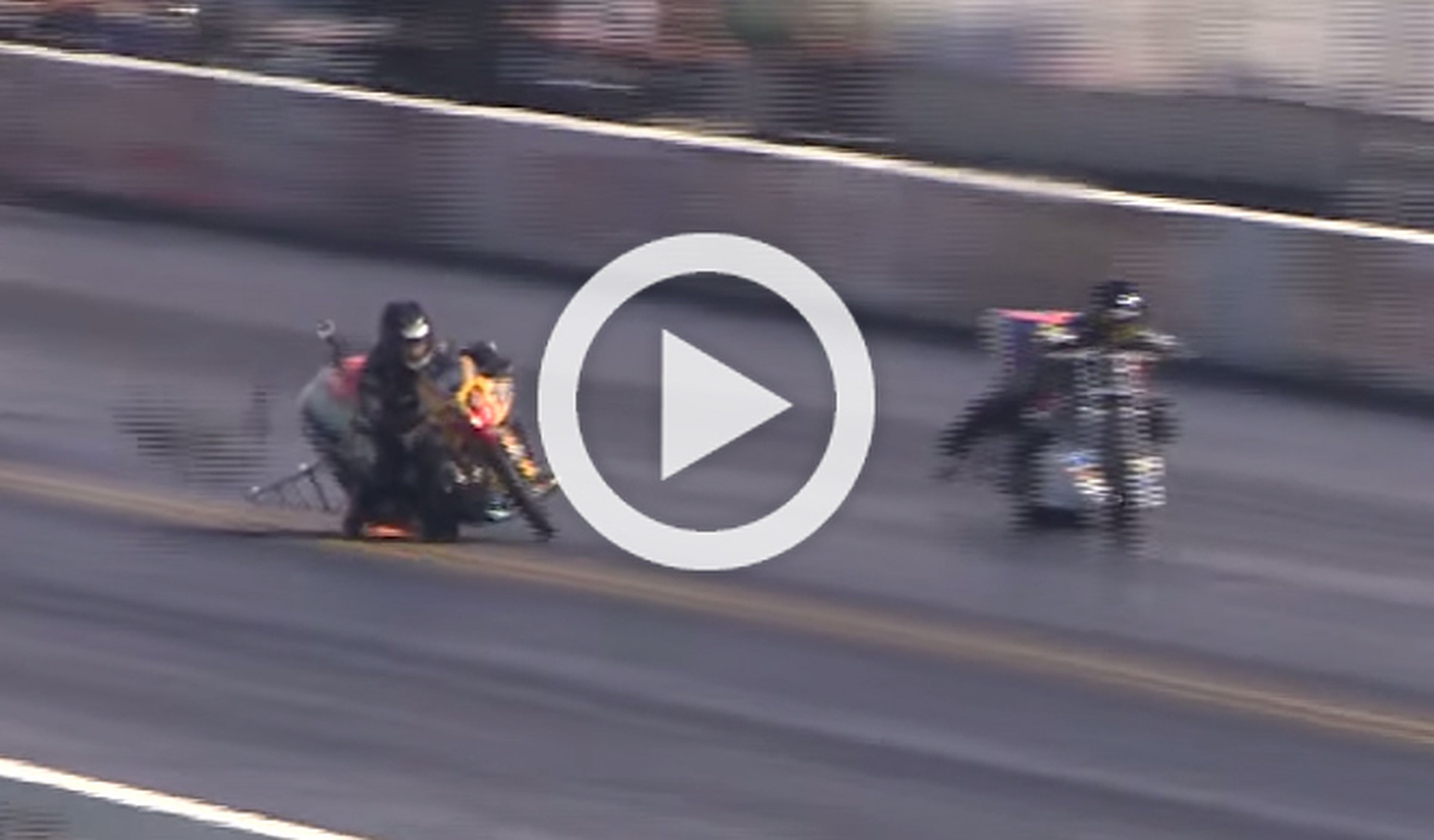 Un motorista se cae y aterriza encima de la moto del rival