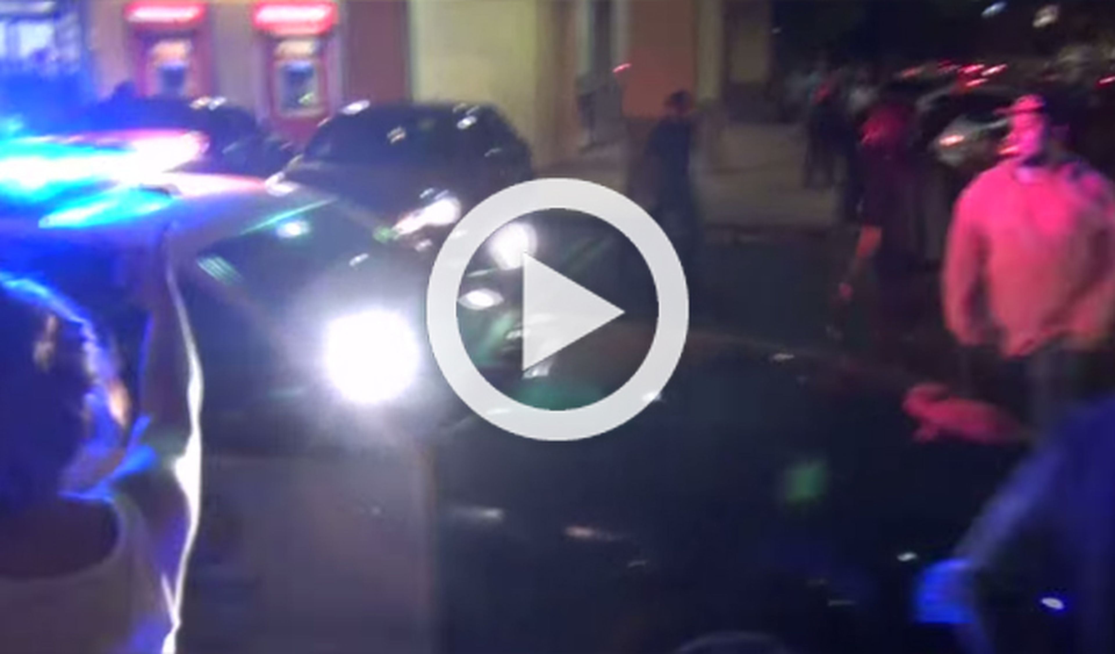 Peatones bloquean a un policía que perseguía a un Mustang