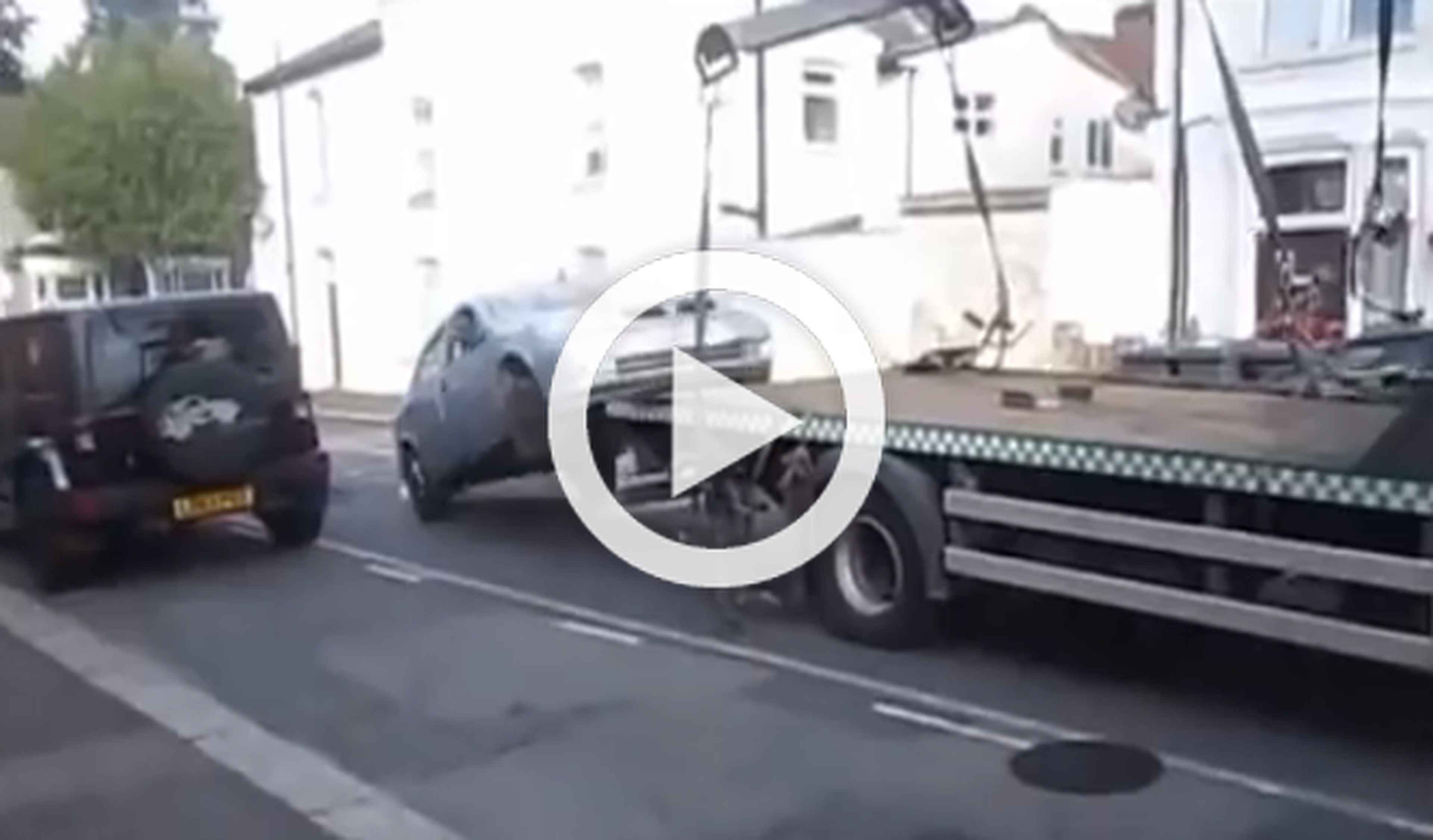 Vídeo: baja su coche de la grúa, ¡en marcha!