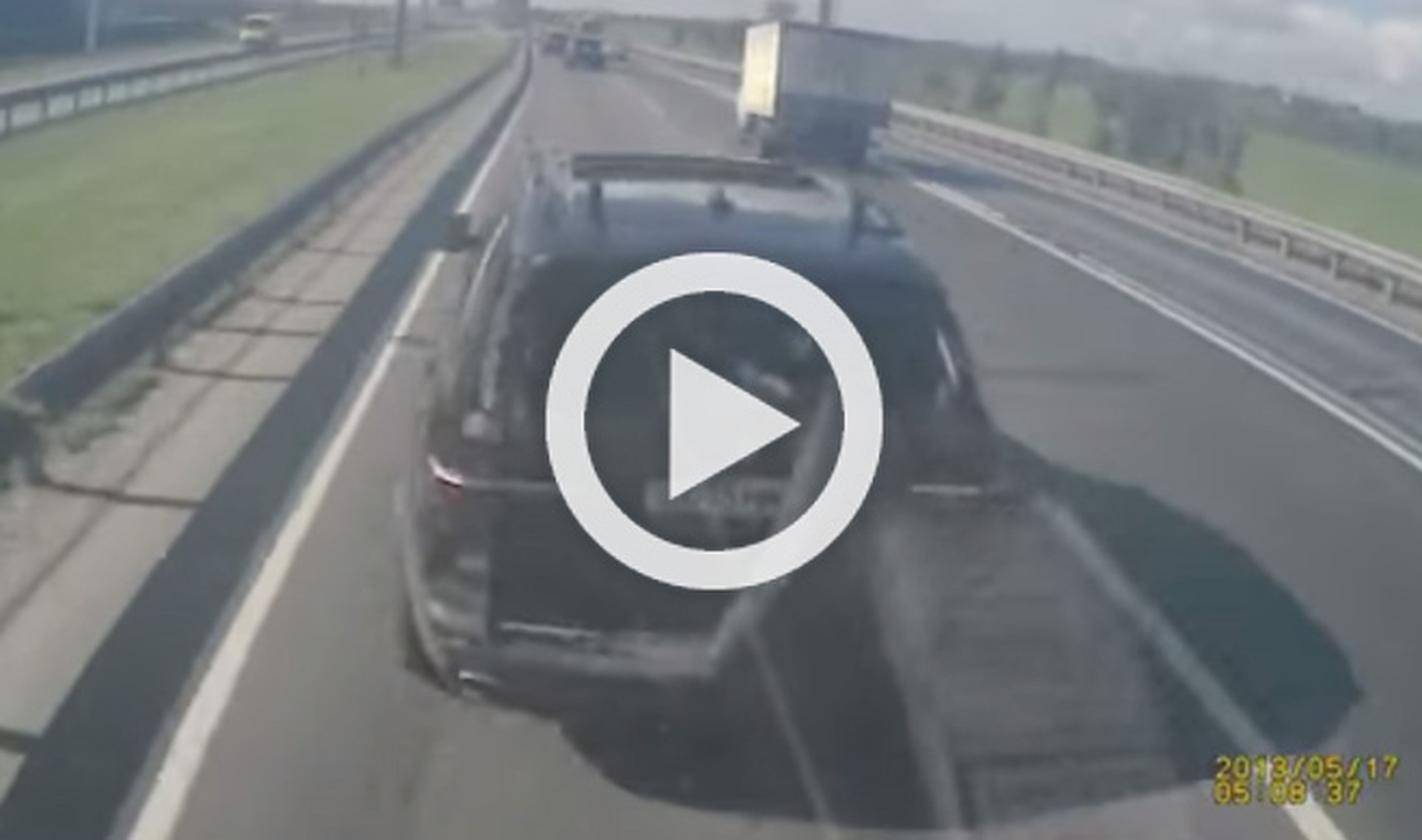 Frena de golpe con su BMW X5 en medio de la autopista