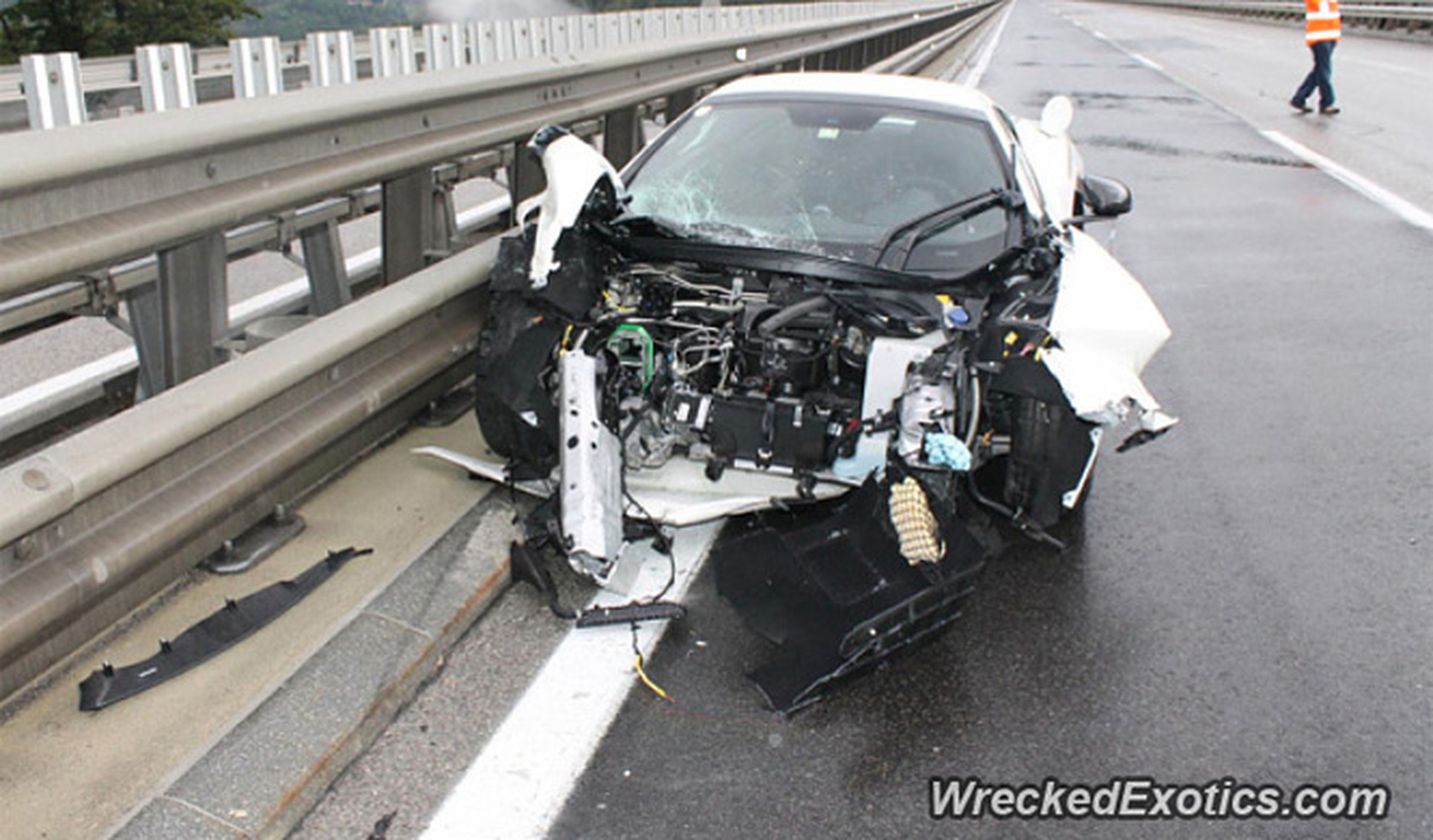 Un McLaren 650 Spider, destrozado tras chocar en Austria