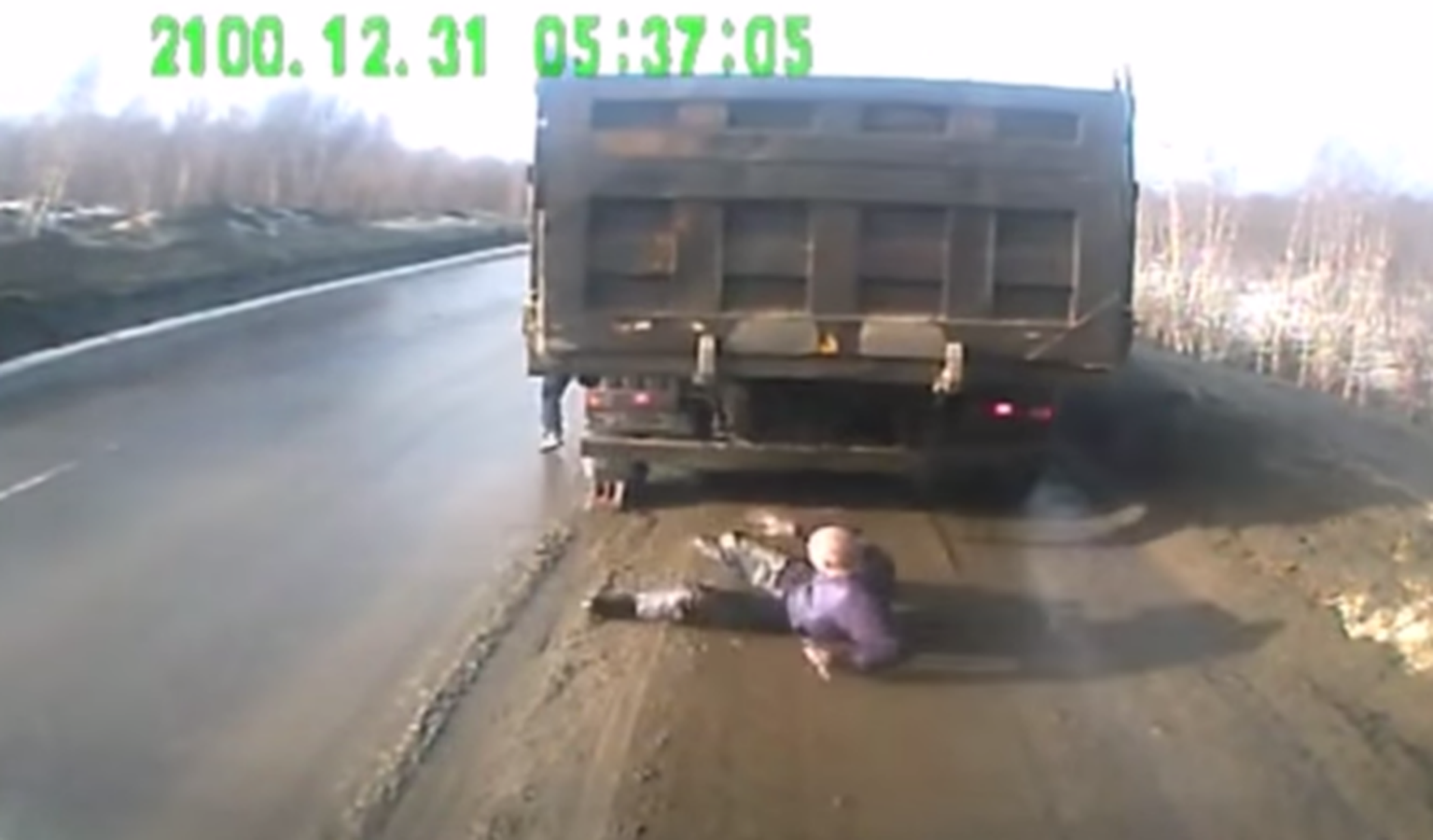 Un hombre ruso, a punto de ser aplastado por un camión