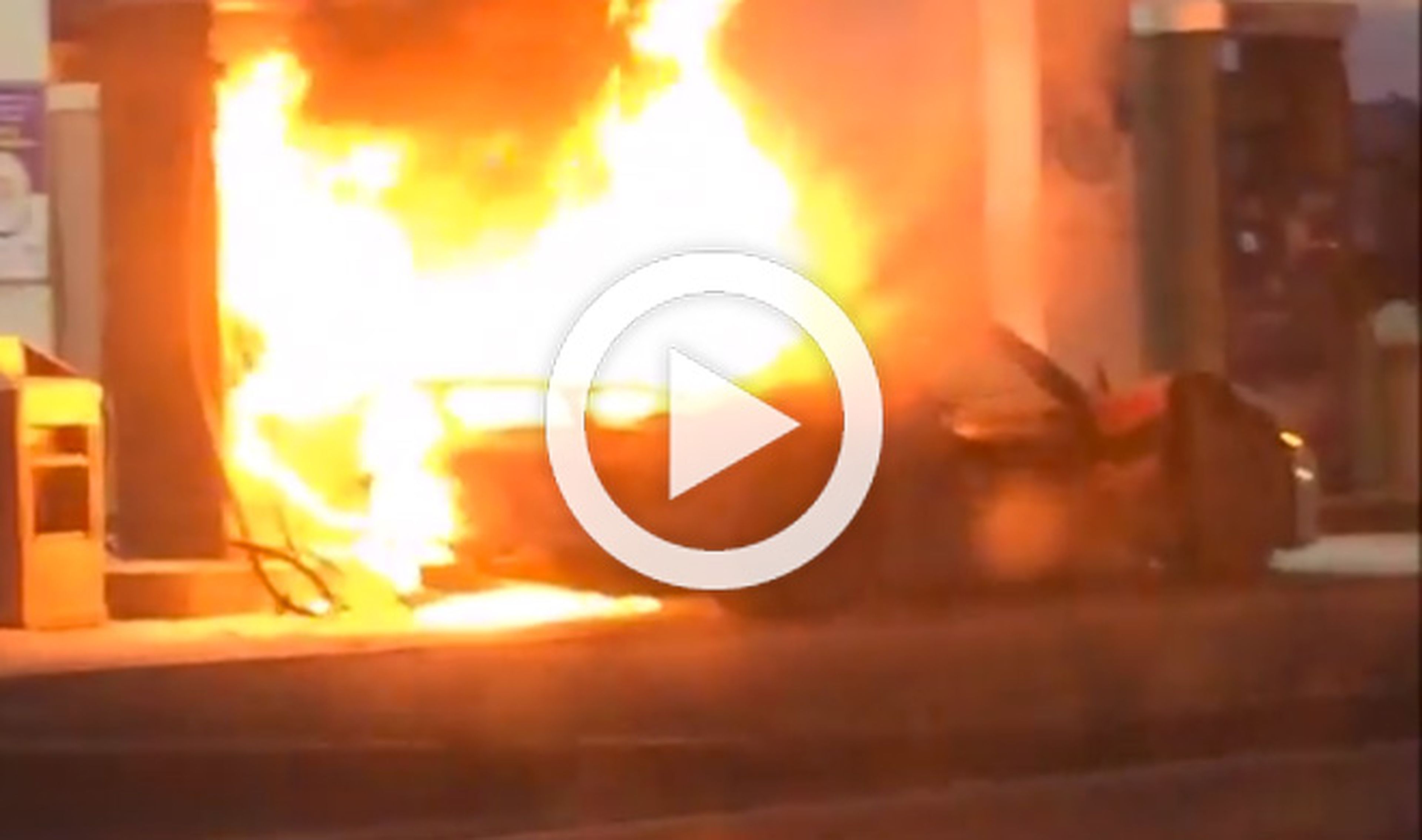 Un Porsche 918 Spyder sale ardiendo en una gasolinera