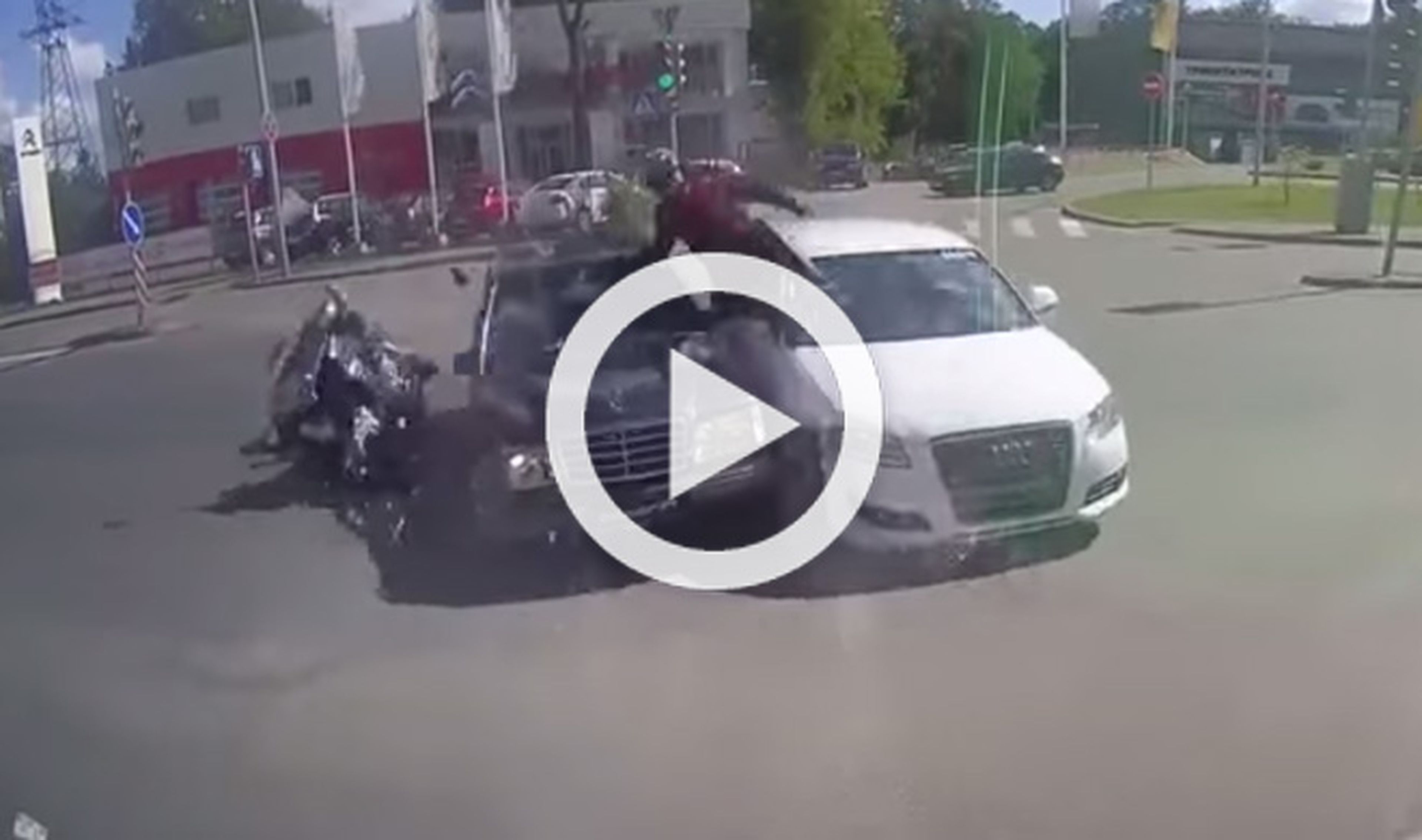 Un motorista se salta un semáforo y choca con dos coches