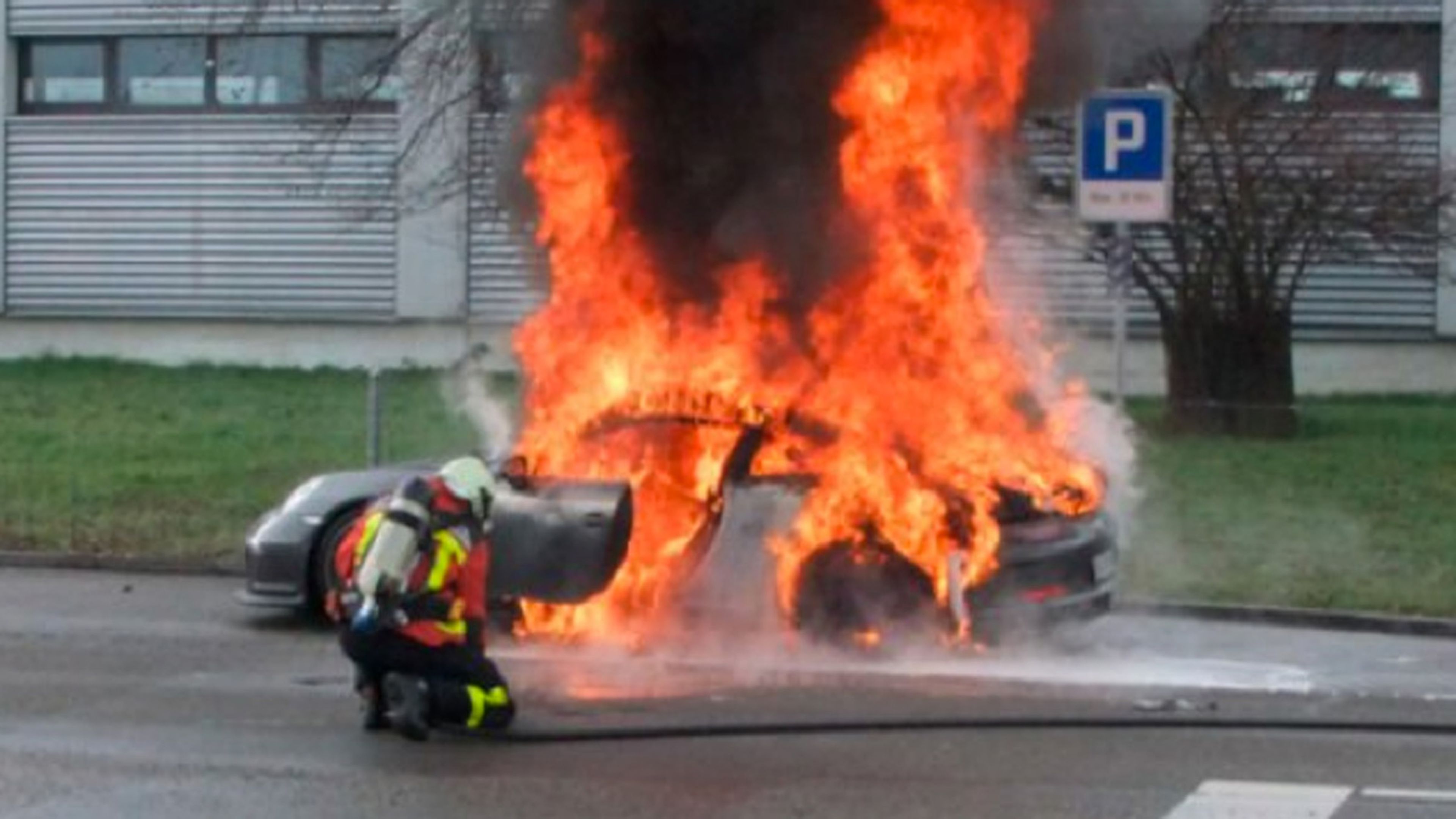 Un Porsche Boxster sale ardiendo en mitad de la calle