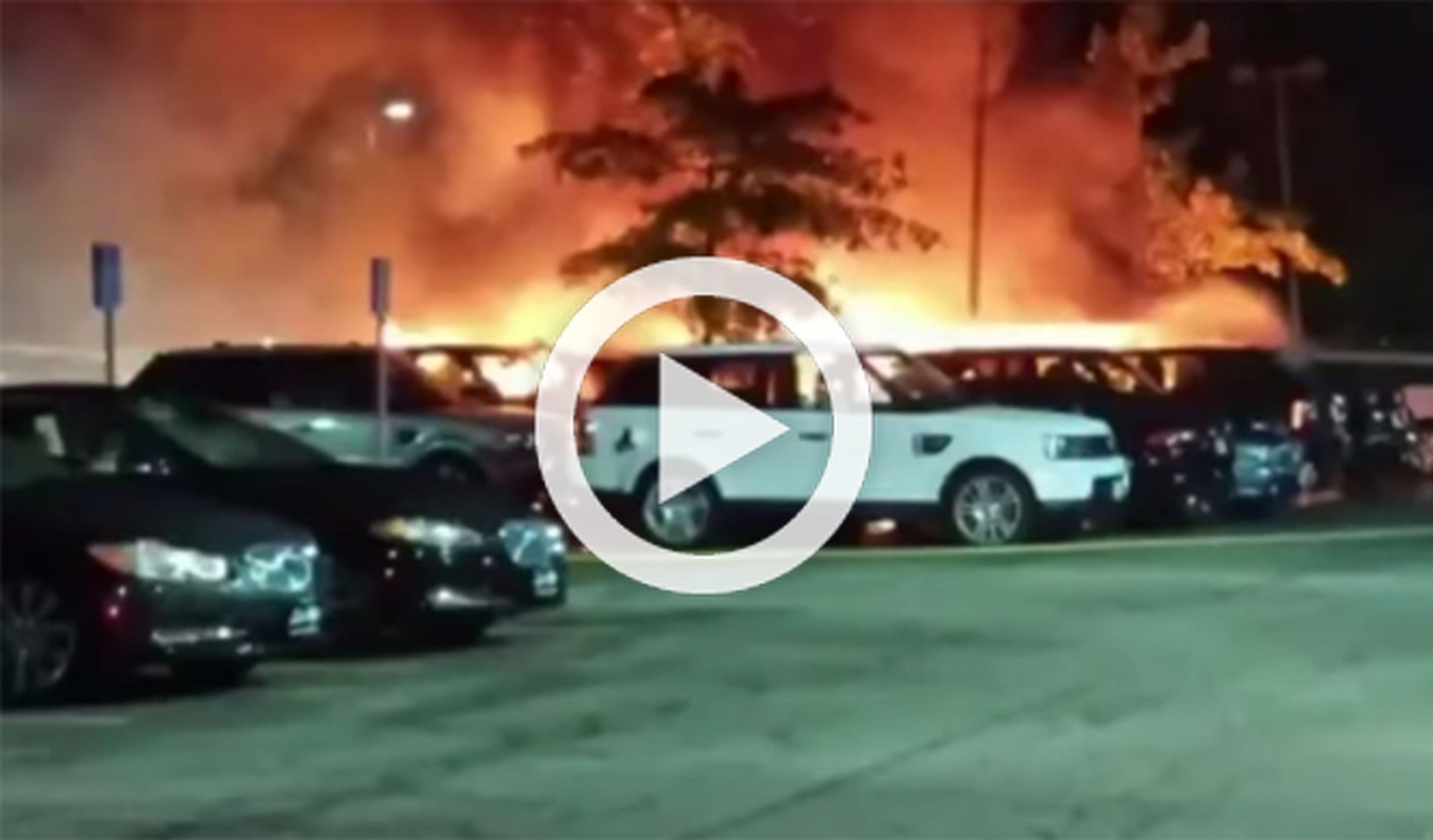Un incendio destruye 19 coches en un concesionario
