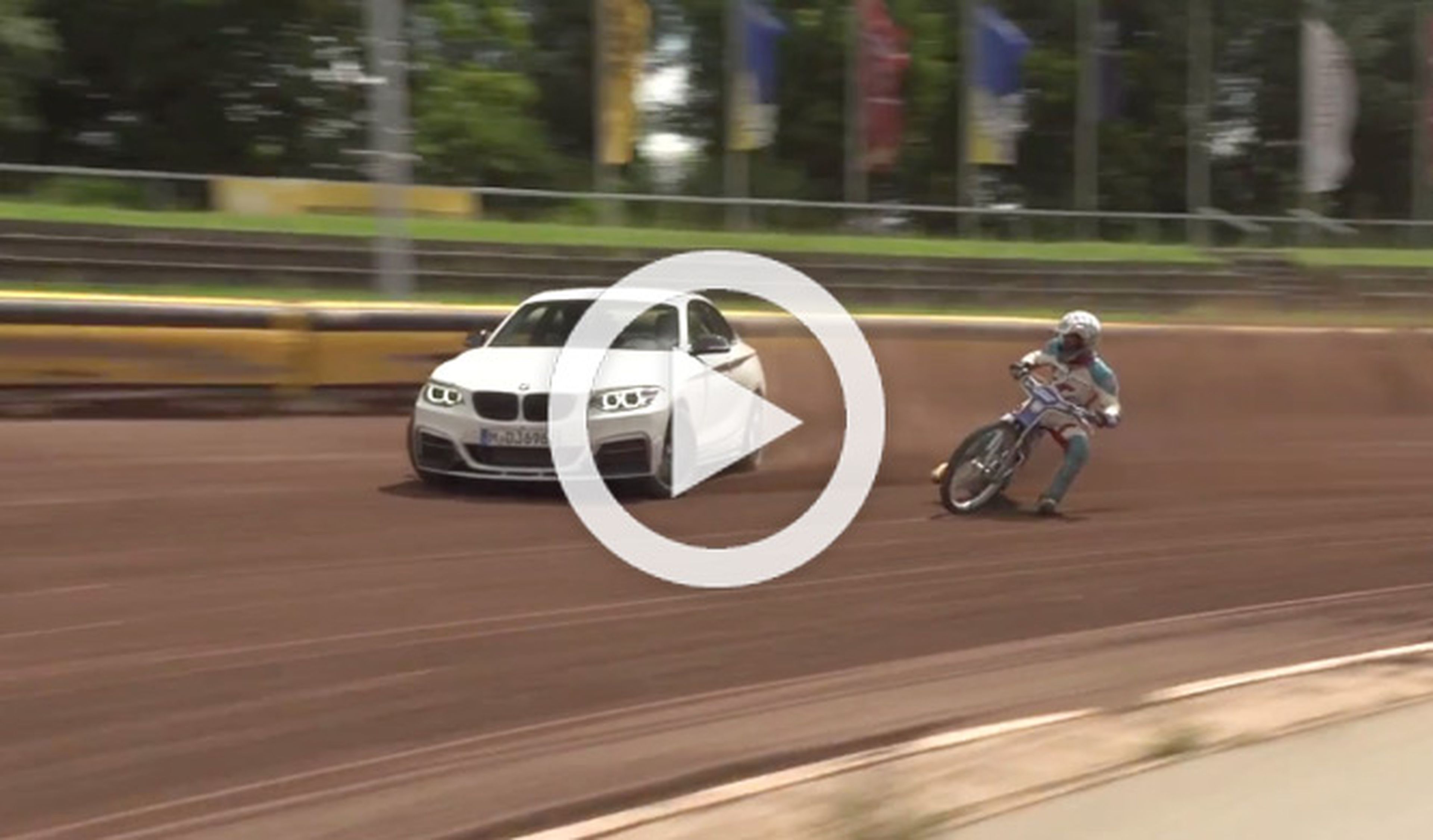 BMW M235i contra moto de Dirt-Track. ¿Cuál derrapa más?
