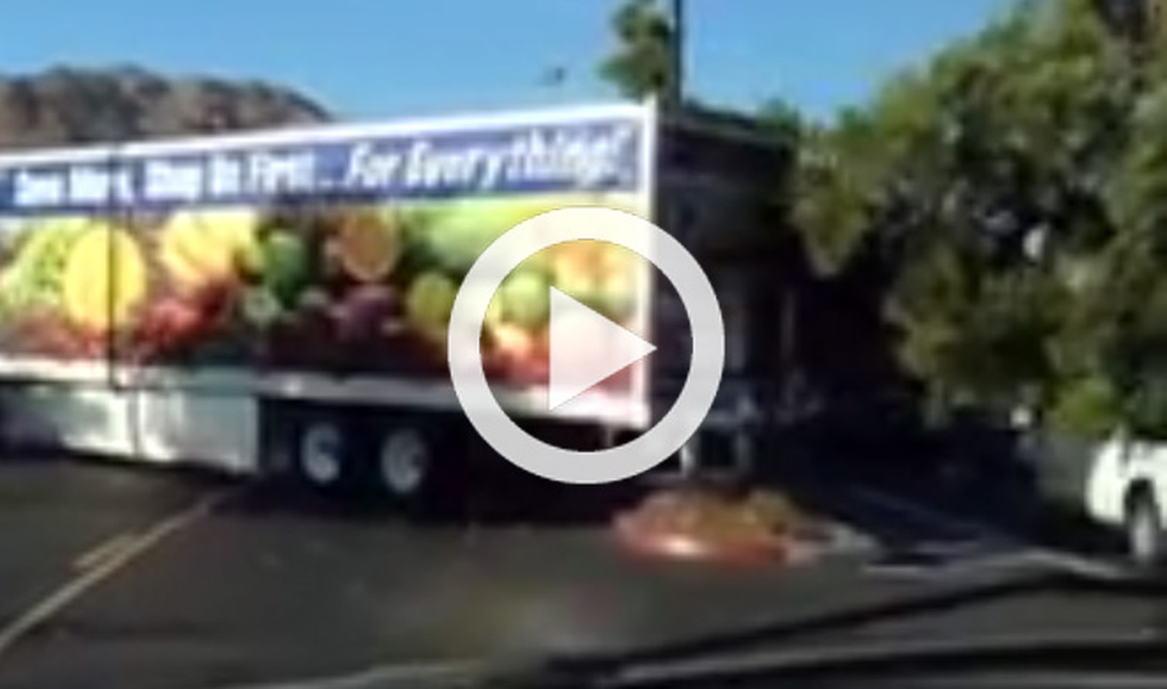 Esta camionera tumba un árbol al dar marcha atrás