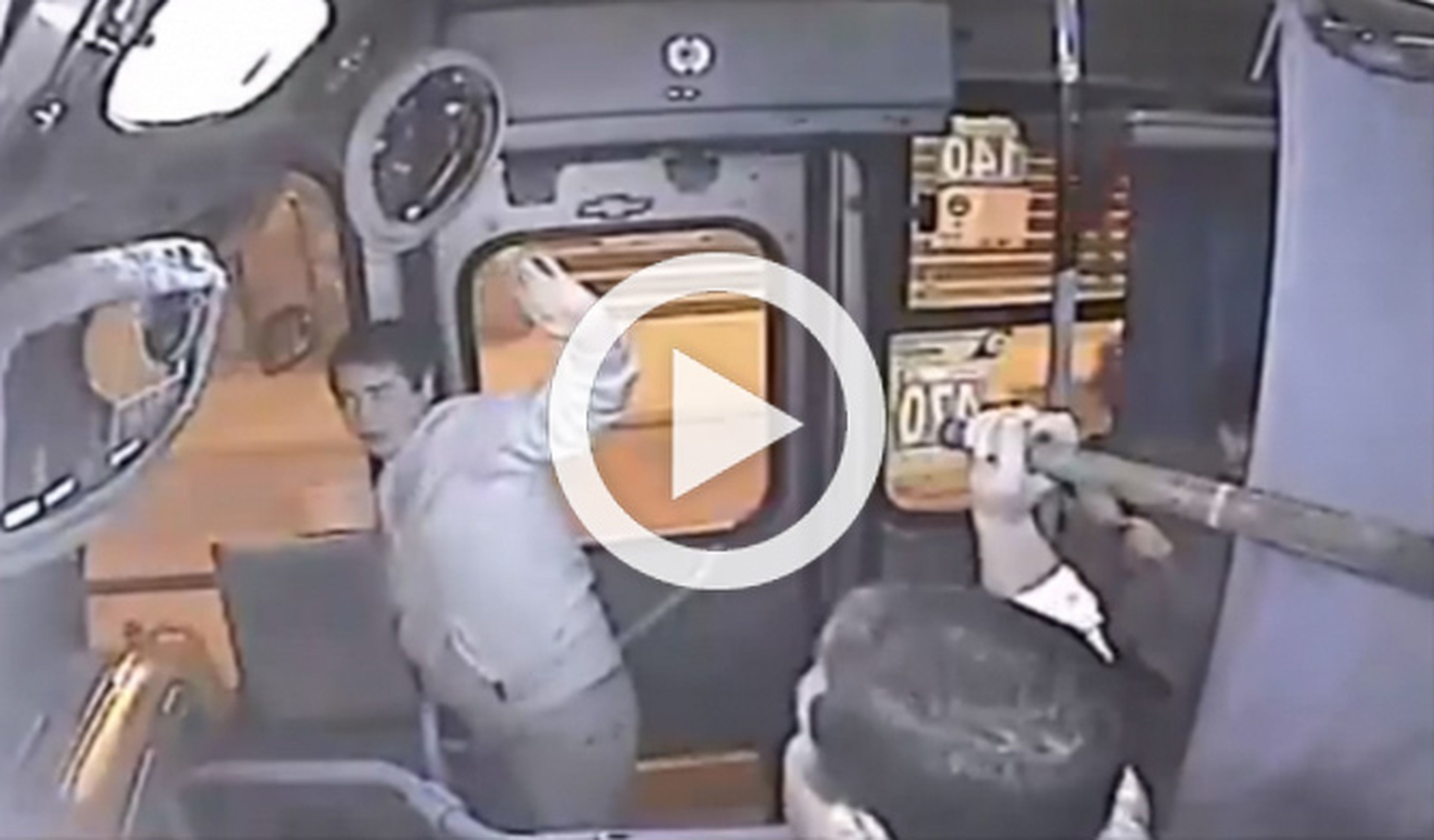 Conductor de autobús pega paliza a un ladrón con un bate