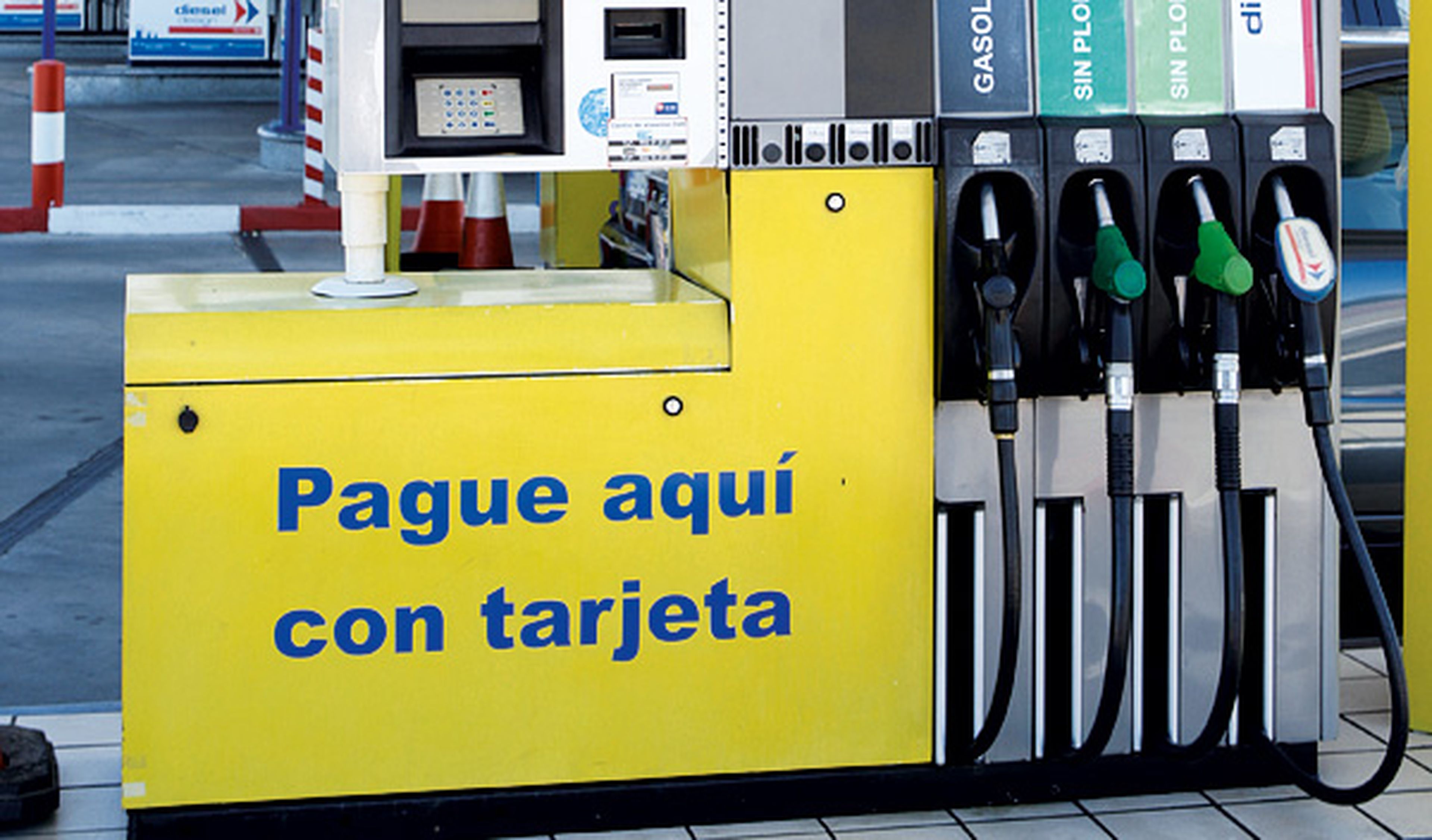 El precio del combustible baja a niveles del verano de 2011