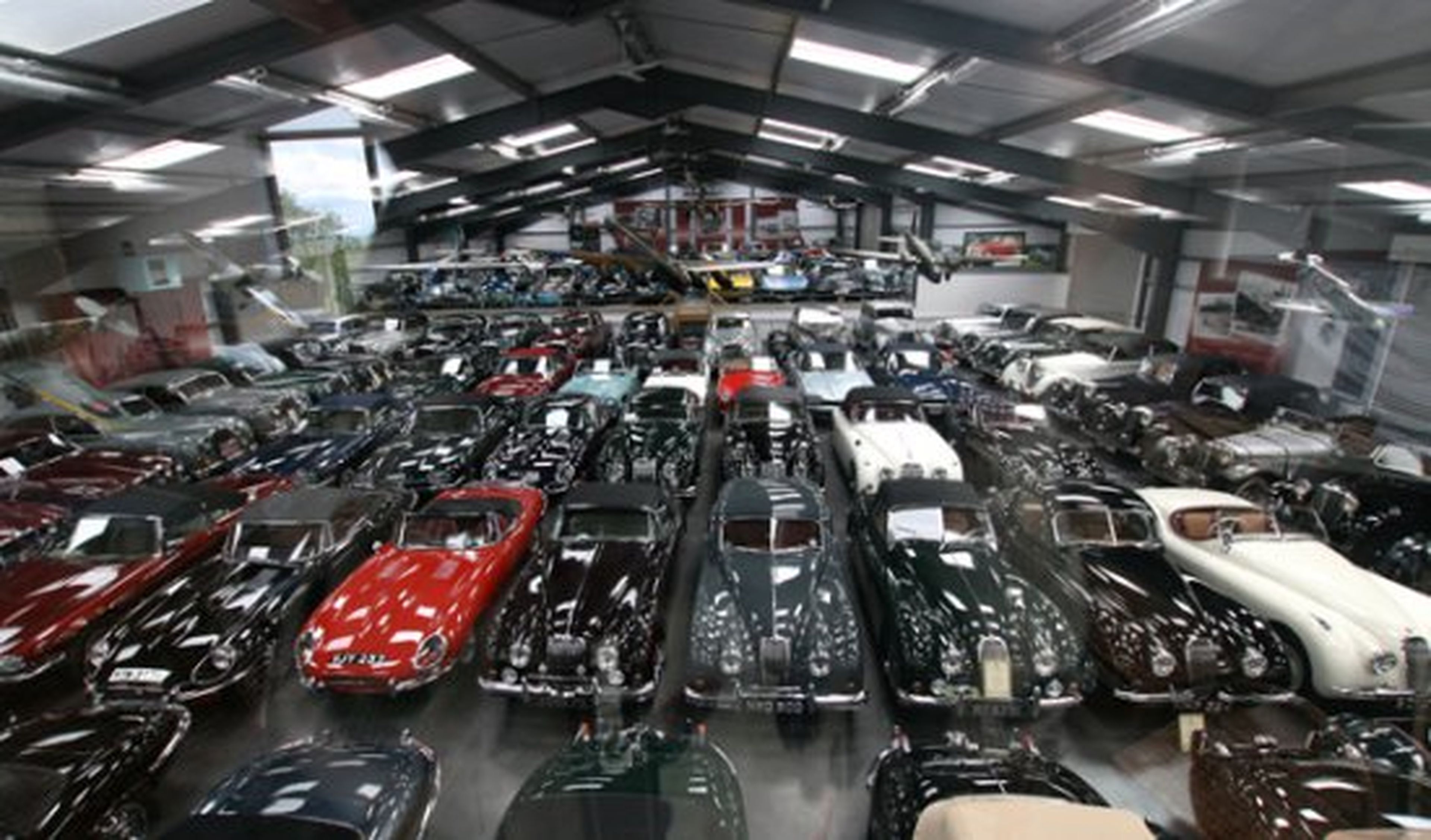 Compra una finca y descubre una enorme colección de coches