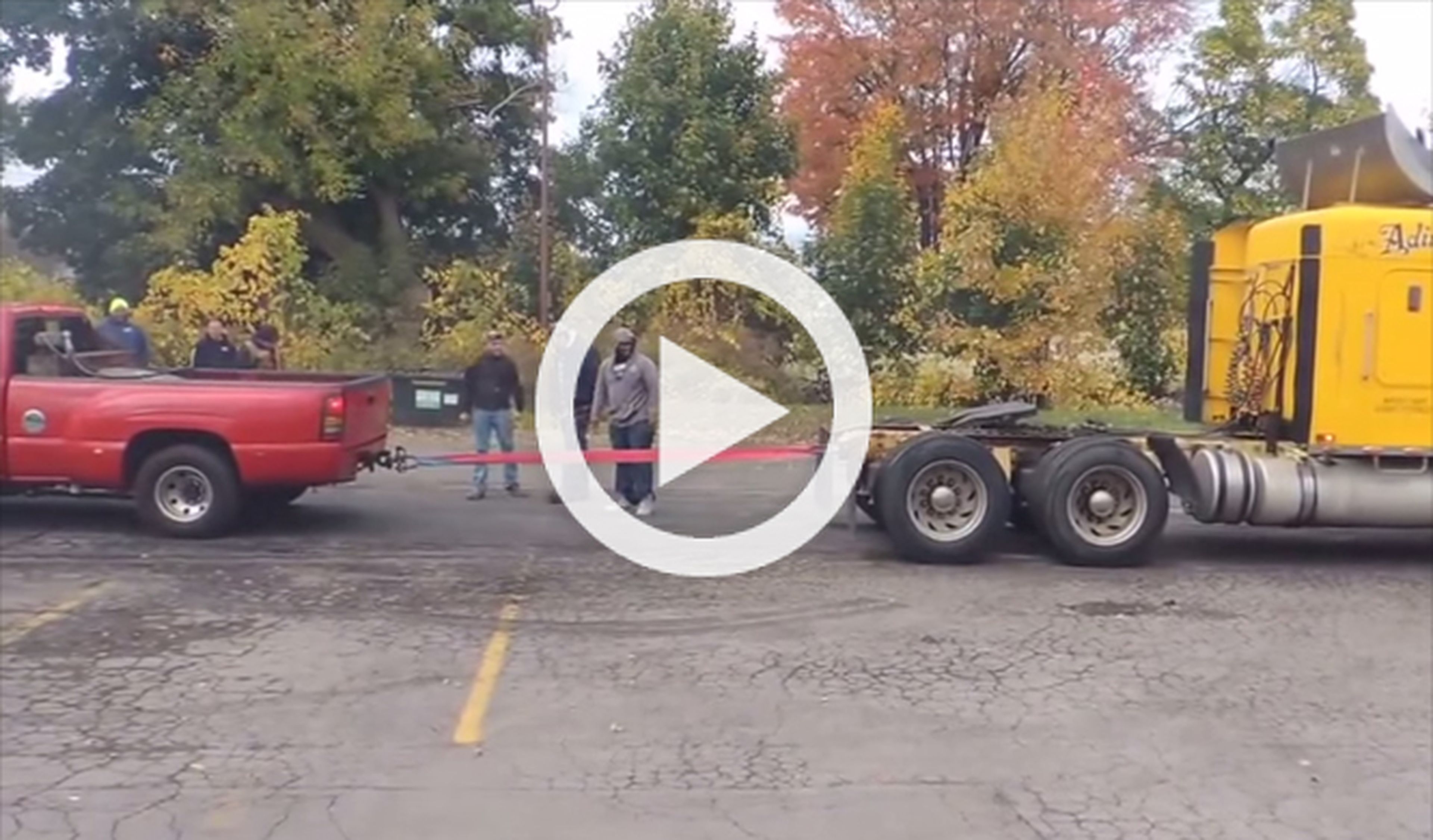 Vídeo: un Chevrolet pick-up contra un camión, ¿cuál ganará?