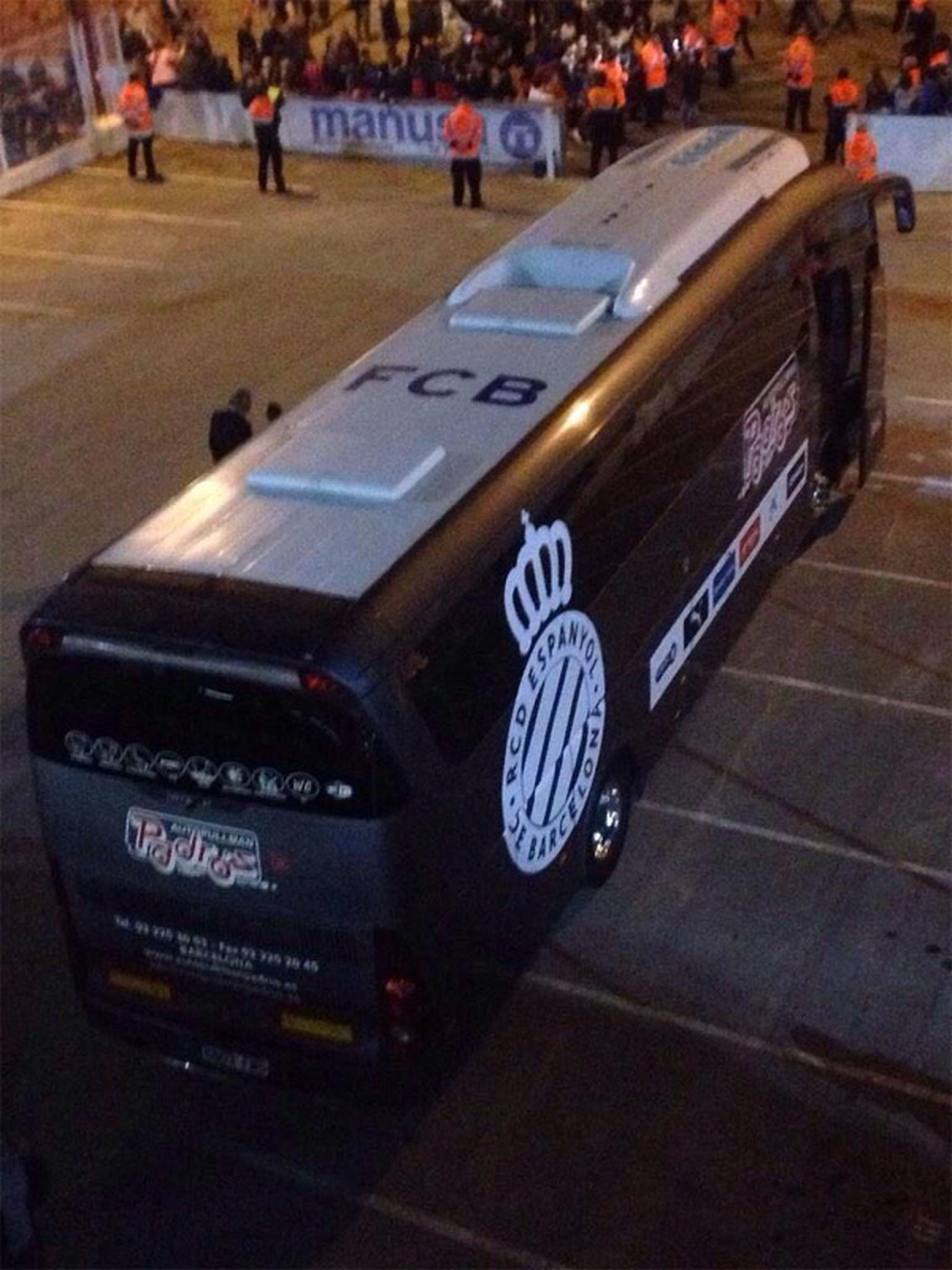 autobús del RCD Espanyol que llevaba las siglas del FC Barcelona