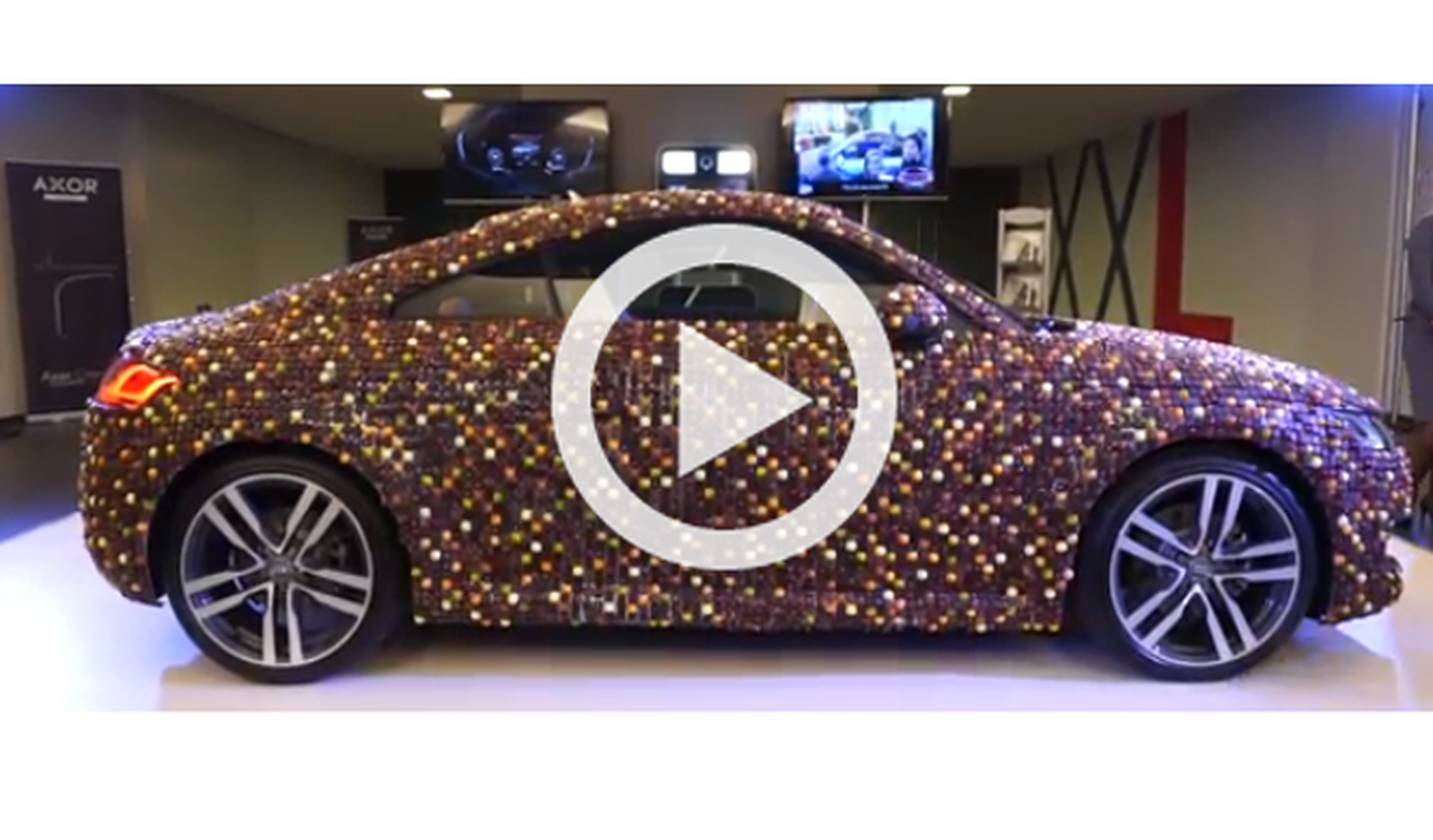 Cubren un Audi TT 2015 con 27.000 piezas de chocolate