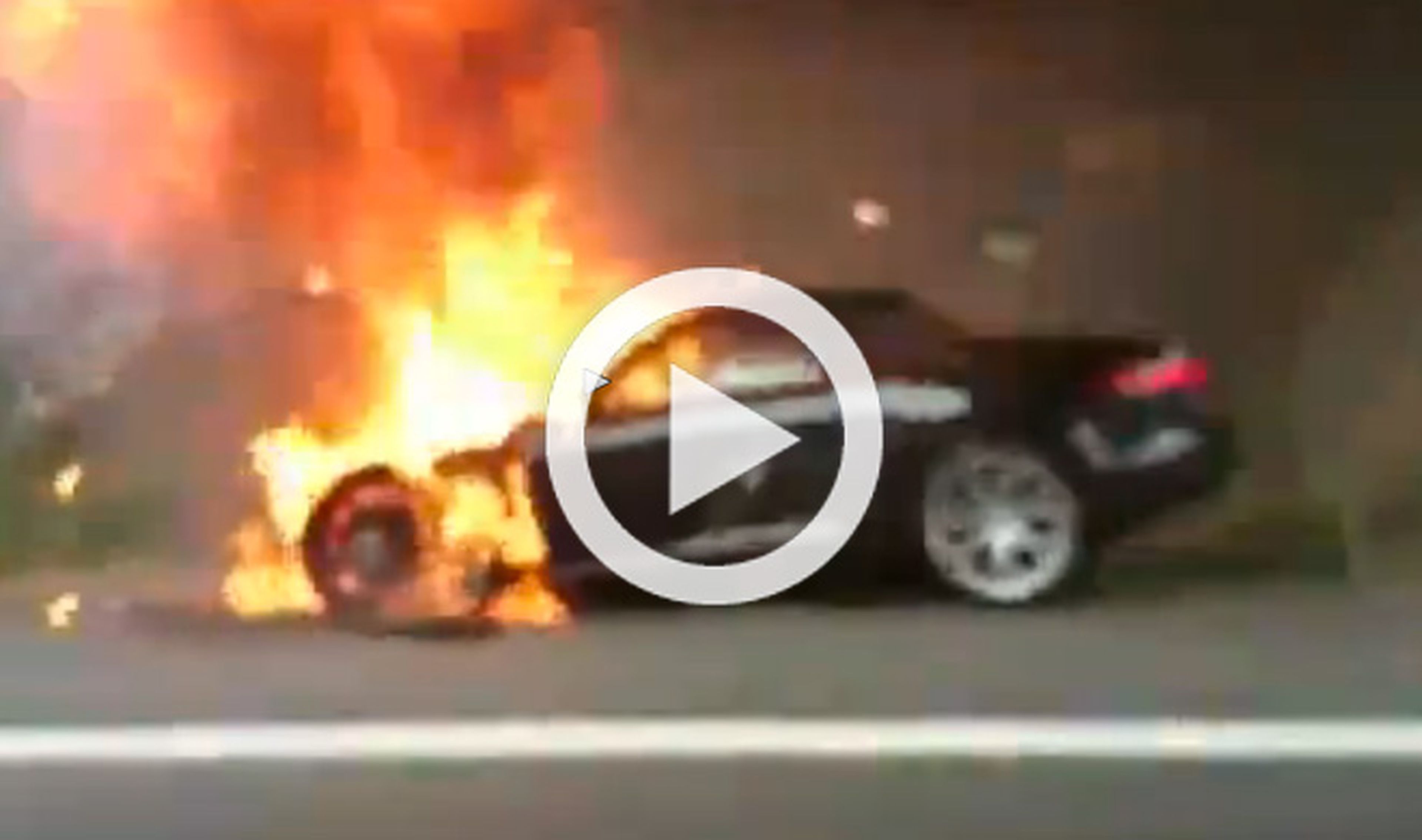 Un Jaguar F-Type explota en una autopista alemana