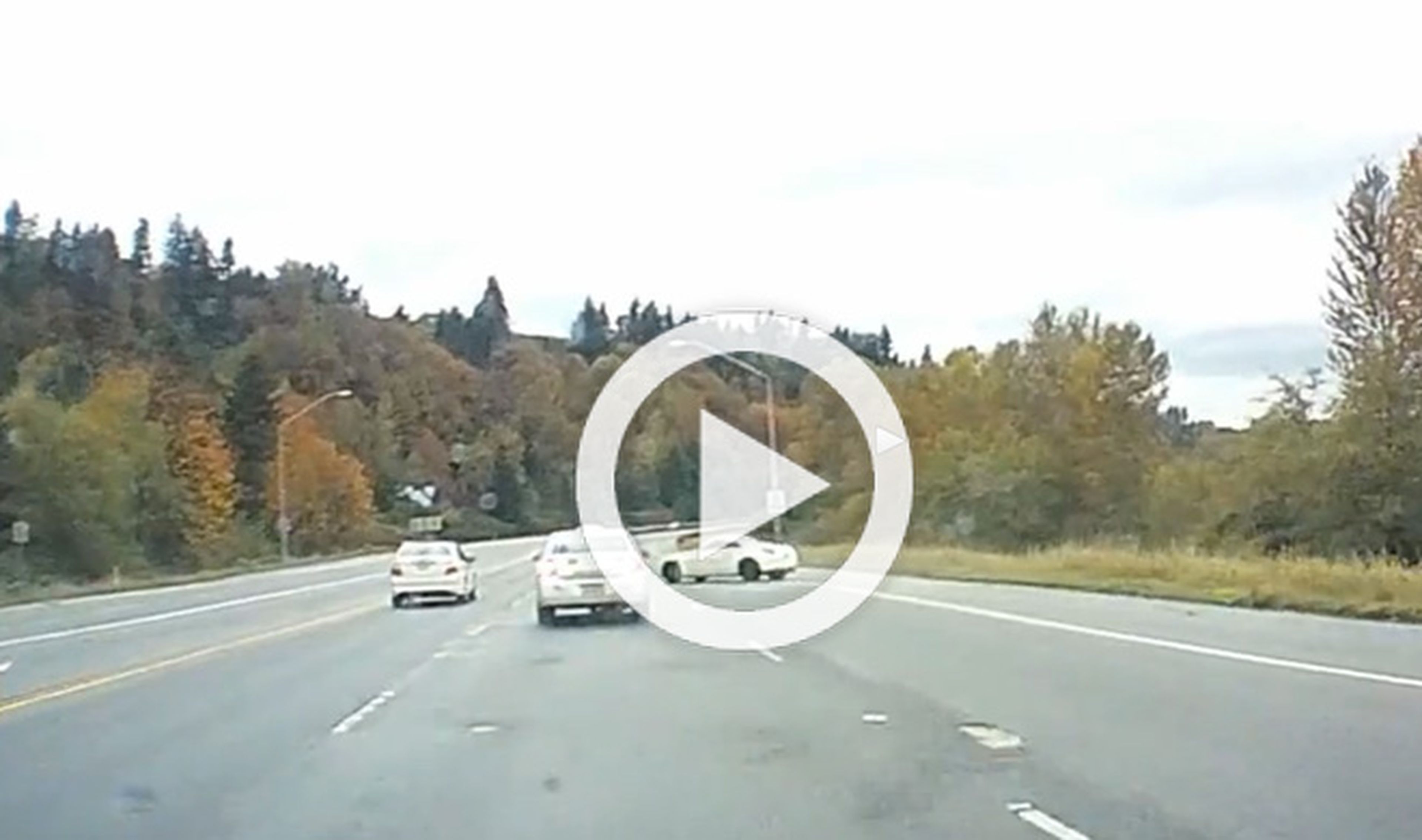 Este Nissan 350Z hace un trompo de 360º en una carretera