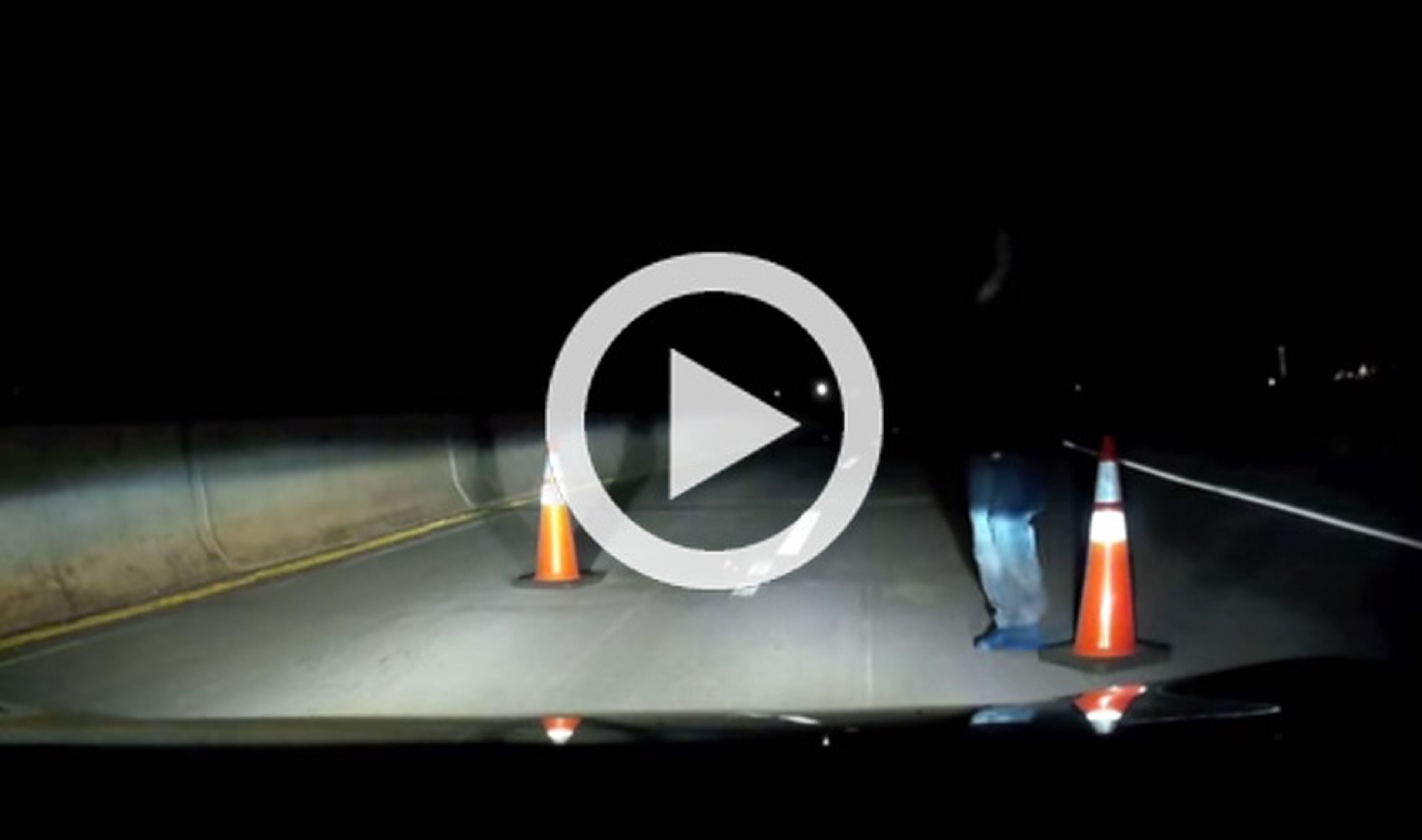 Vídeo: intentan atracarle en medio de una autopista