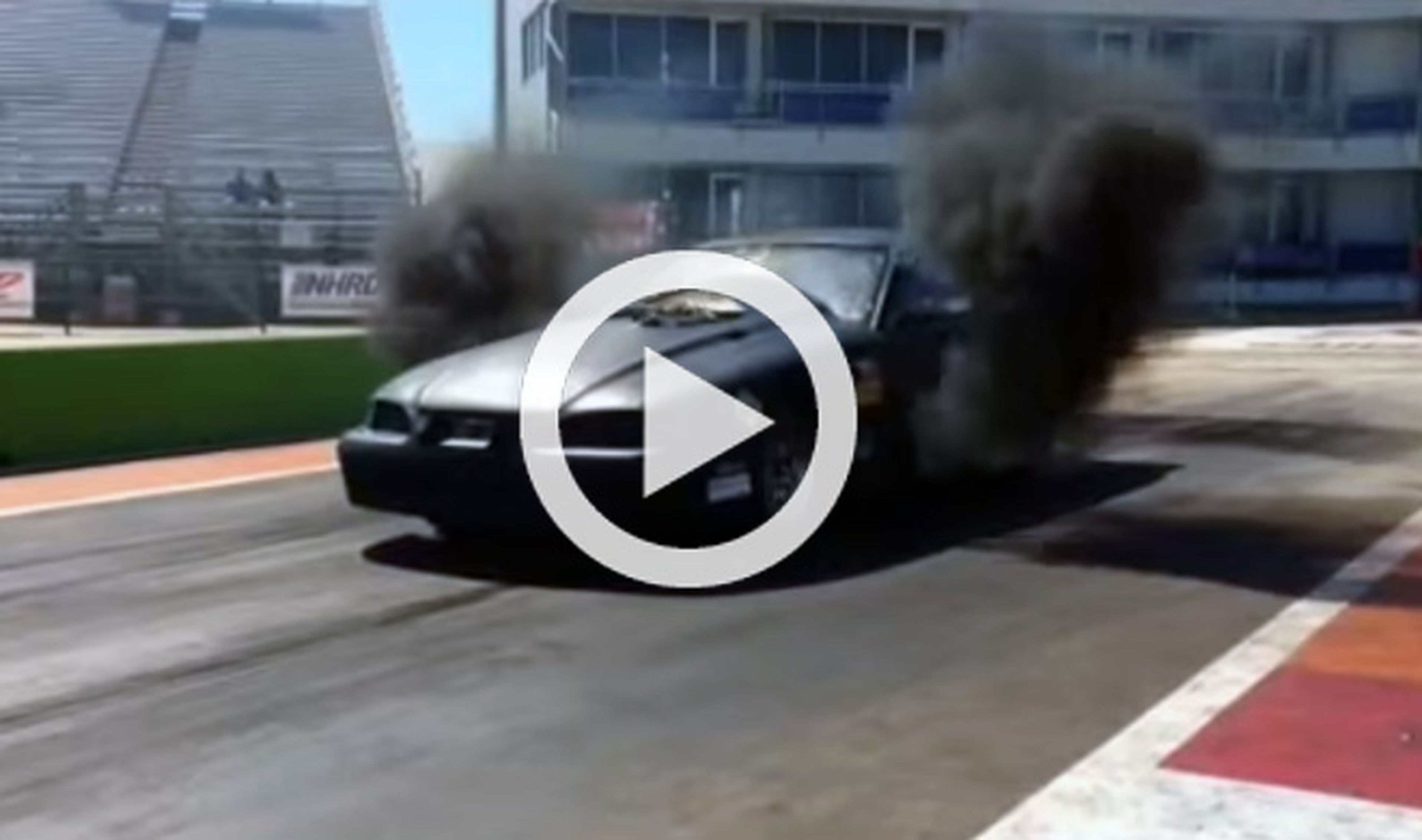 Vídeo: este Mustang emite enormes columnas de humo