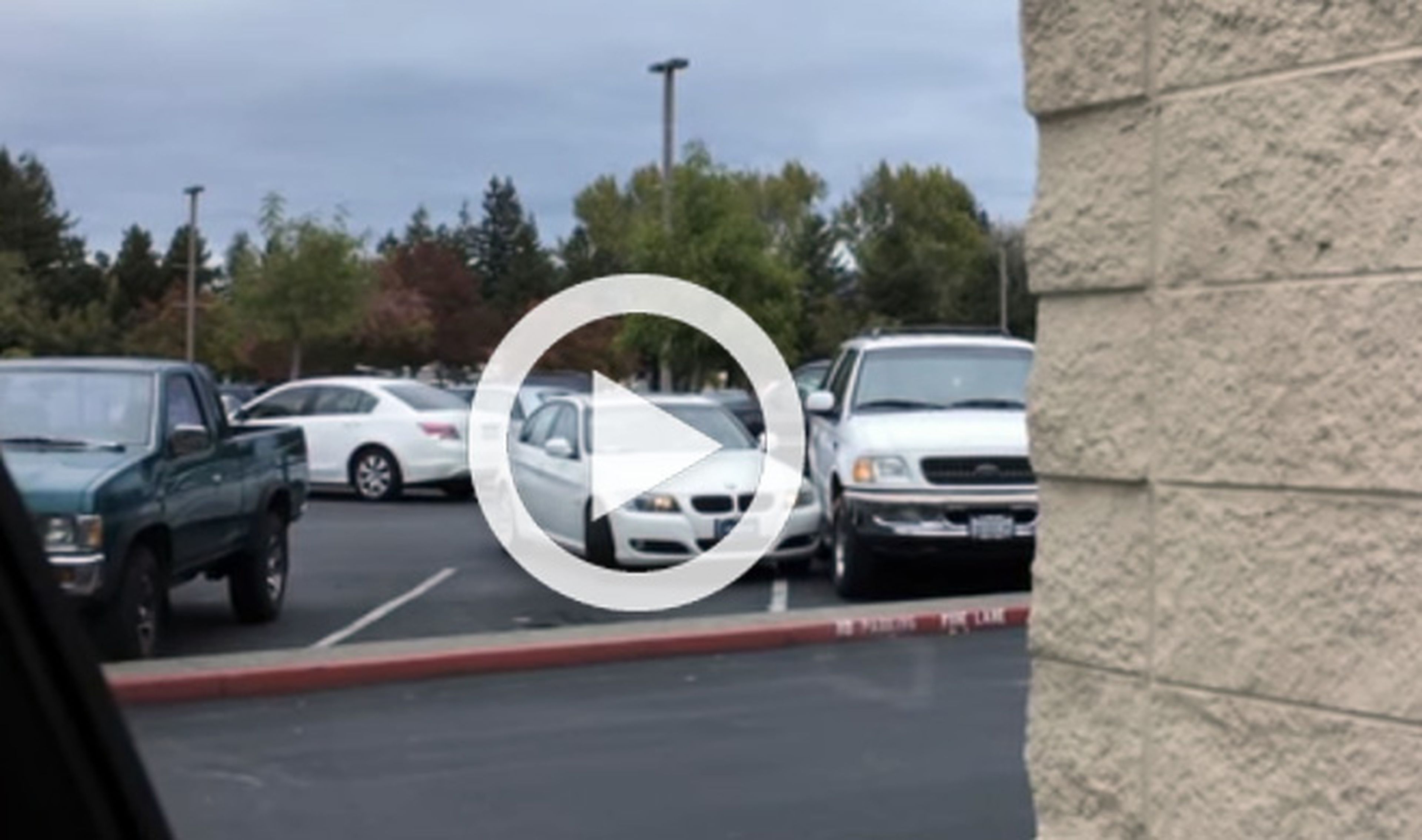 Vídeo: a esta mujer no se le da muy bien aparcar