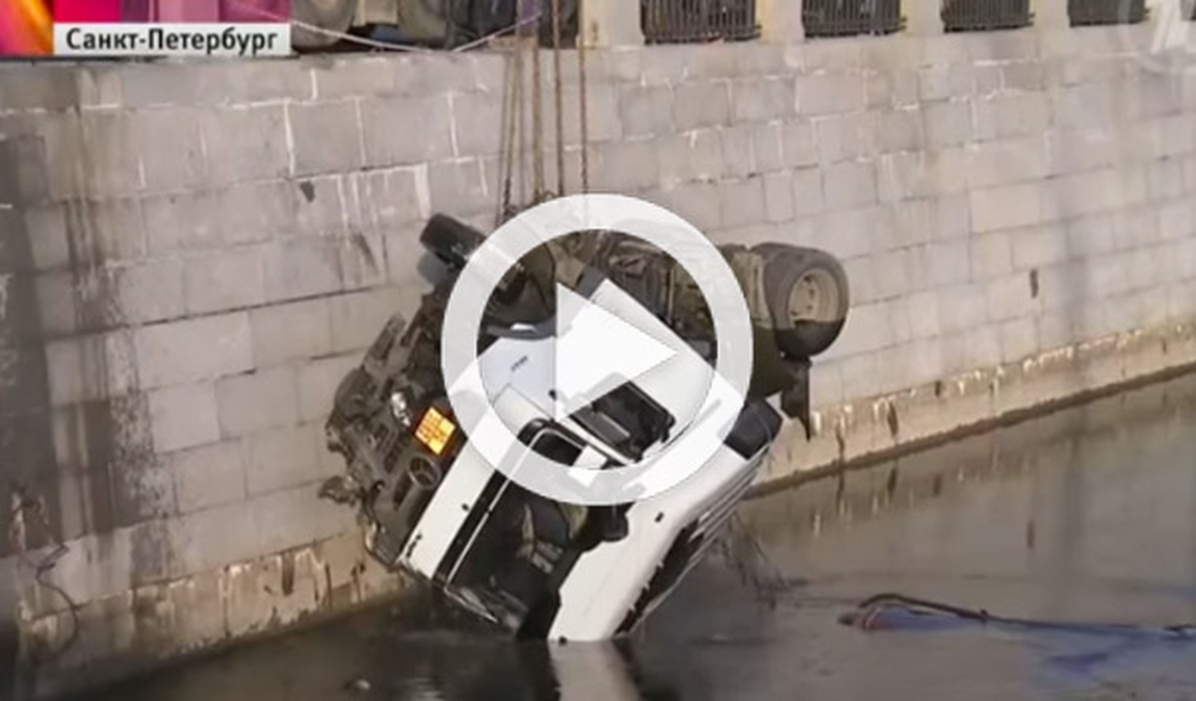 Vídeo: un camión cisterna se accidenta y termina en un río