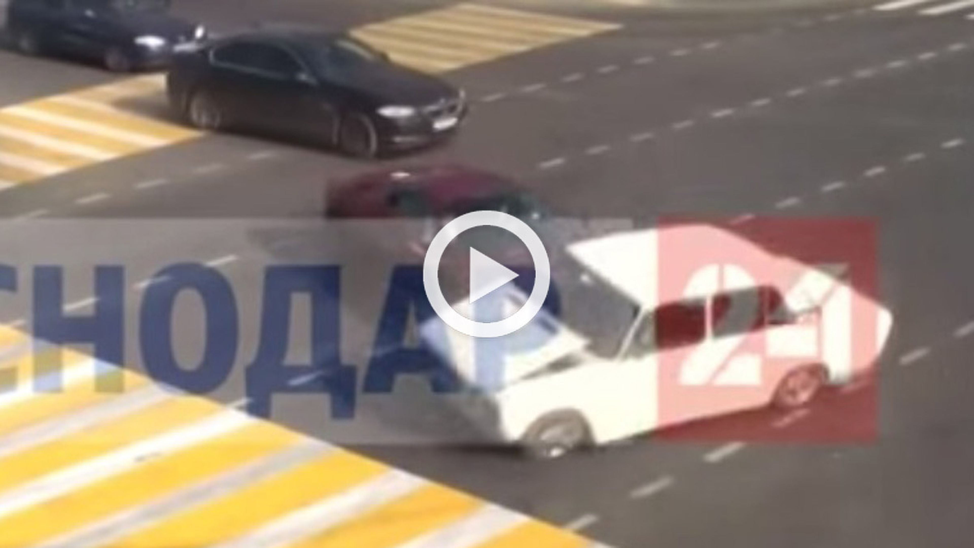 Un Lada choca contra un Ferrari 458 al saltarse un semáforo