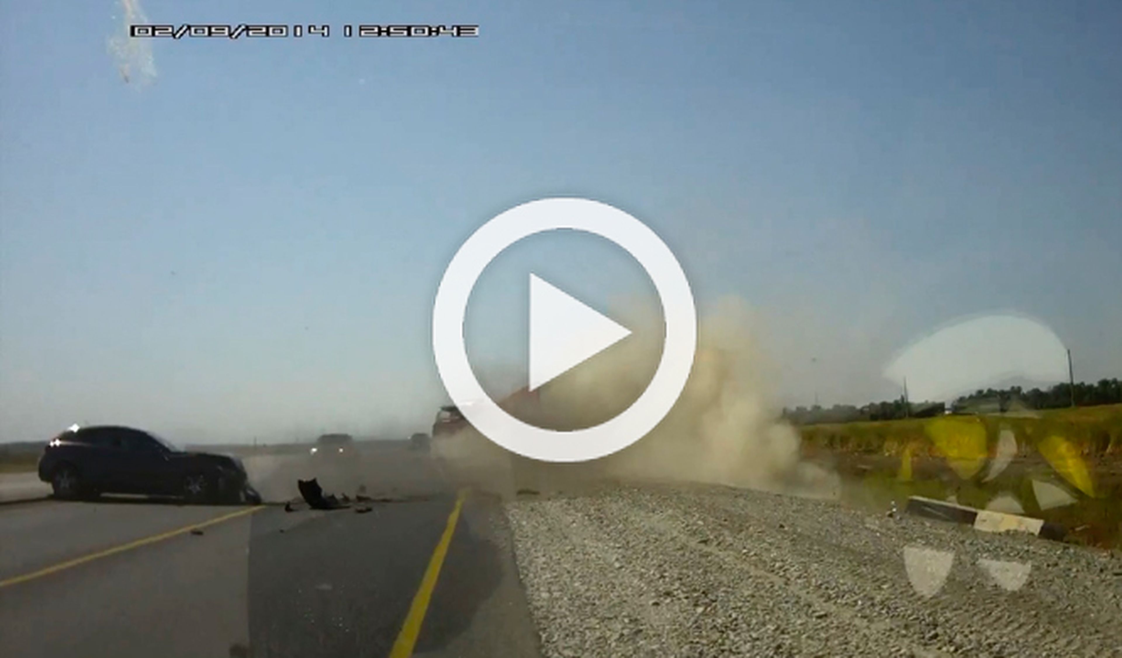 Vídeo: accidente de un Infiniti EX contra un camión