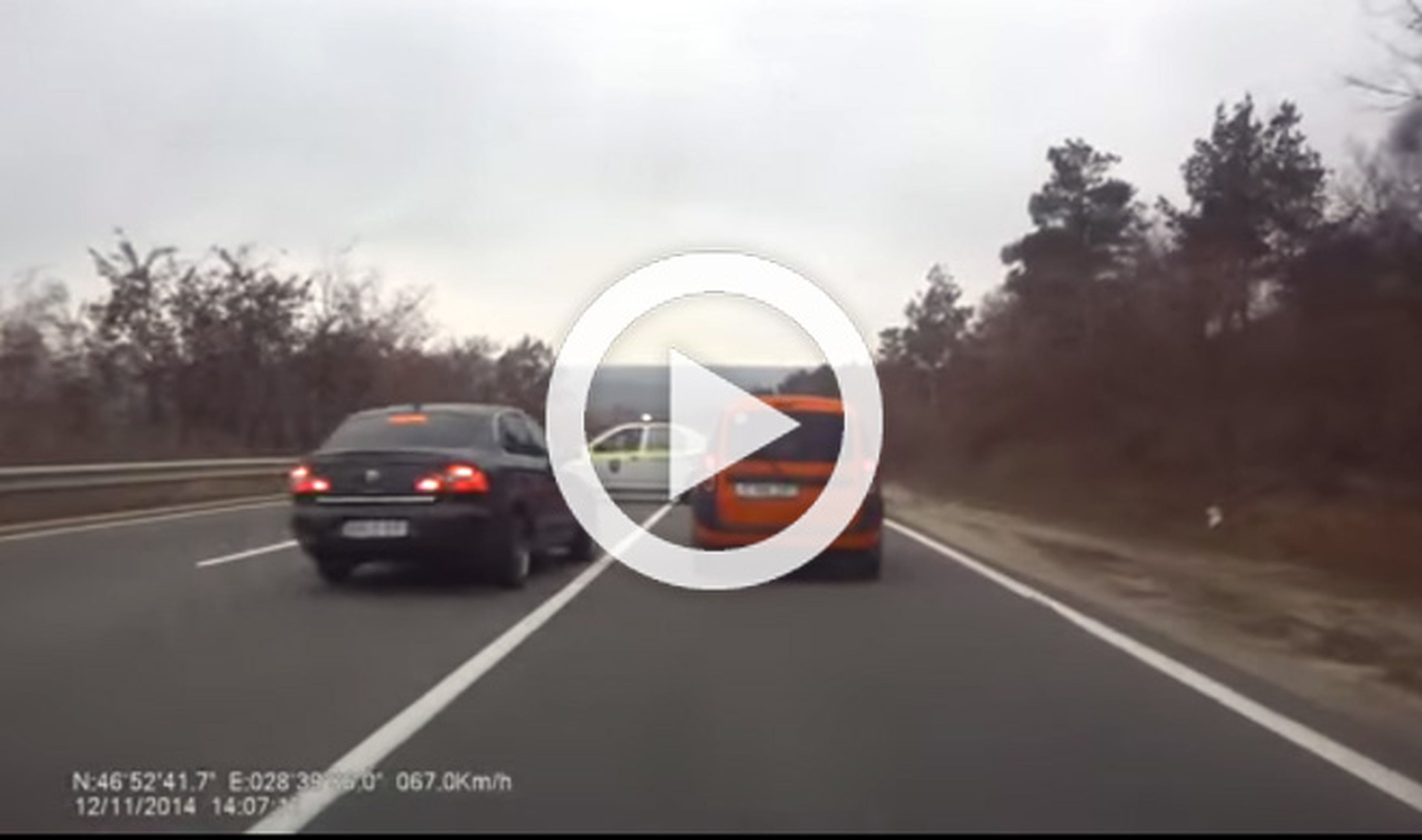 Vídeo: a punto de estrellarse contra un coche de Policía