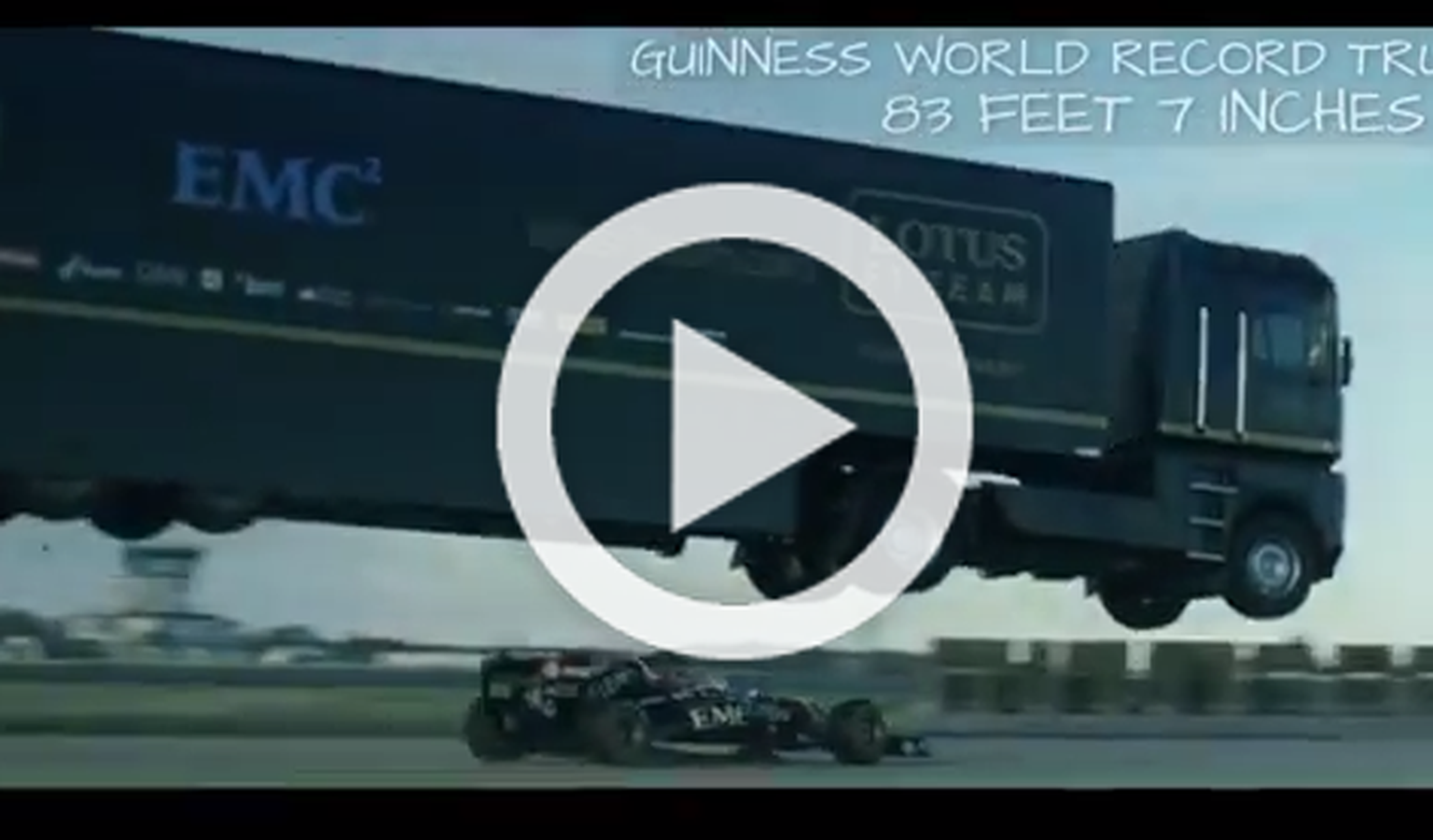 Récord: el camión de Lotus da el salto más largo del mundo