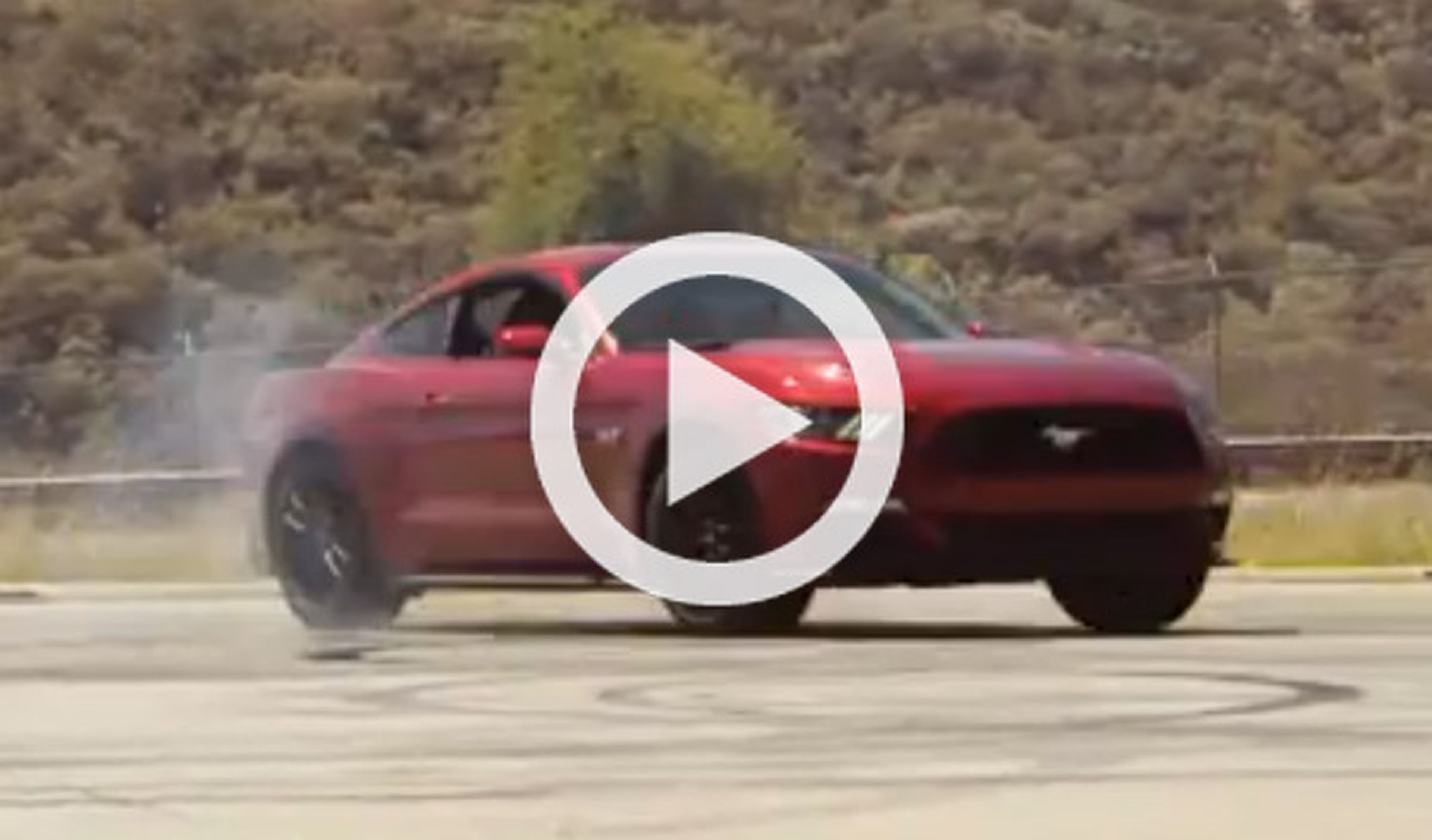 Jay Leno se lía a hacer 'burnouts' con un Ford Mustang