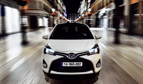 Toyota Yaris 2015 hibrido frontal Toyota Yaris 2015 hibrido frontal