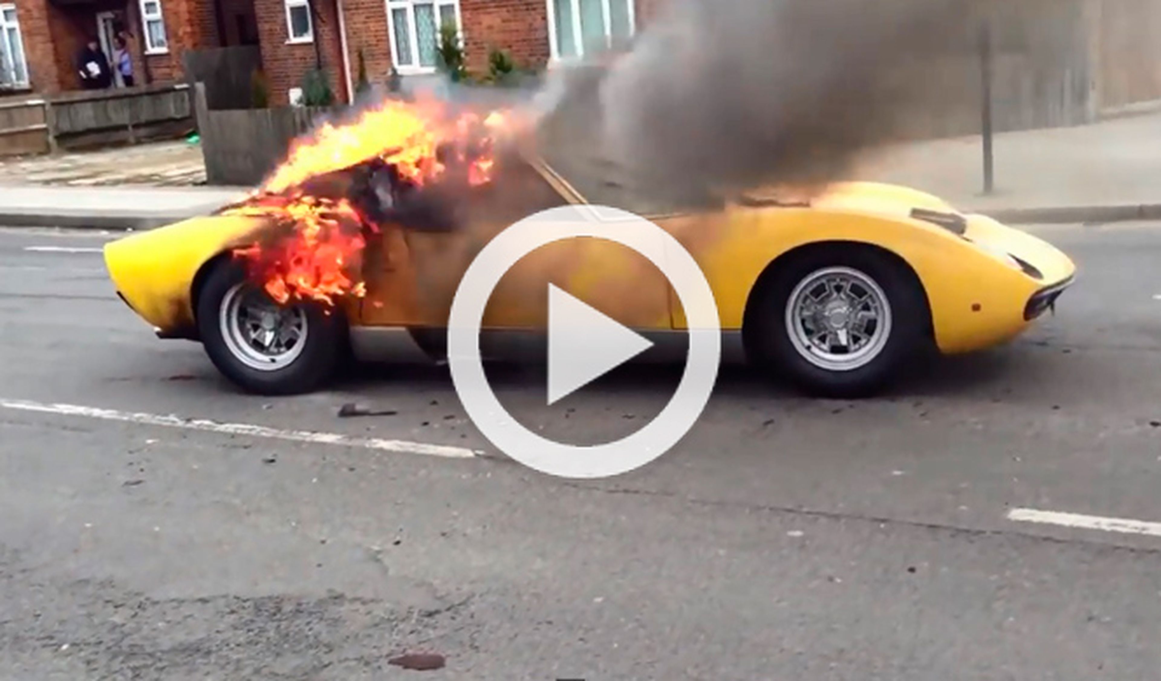 Un Lamborghini Miura arde tras salir del taller