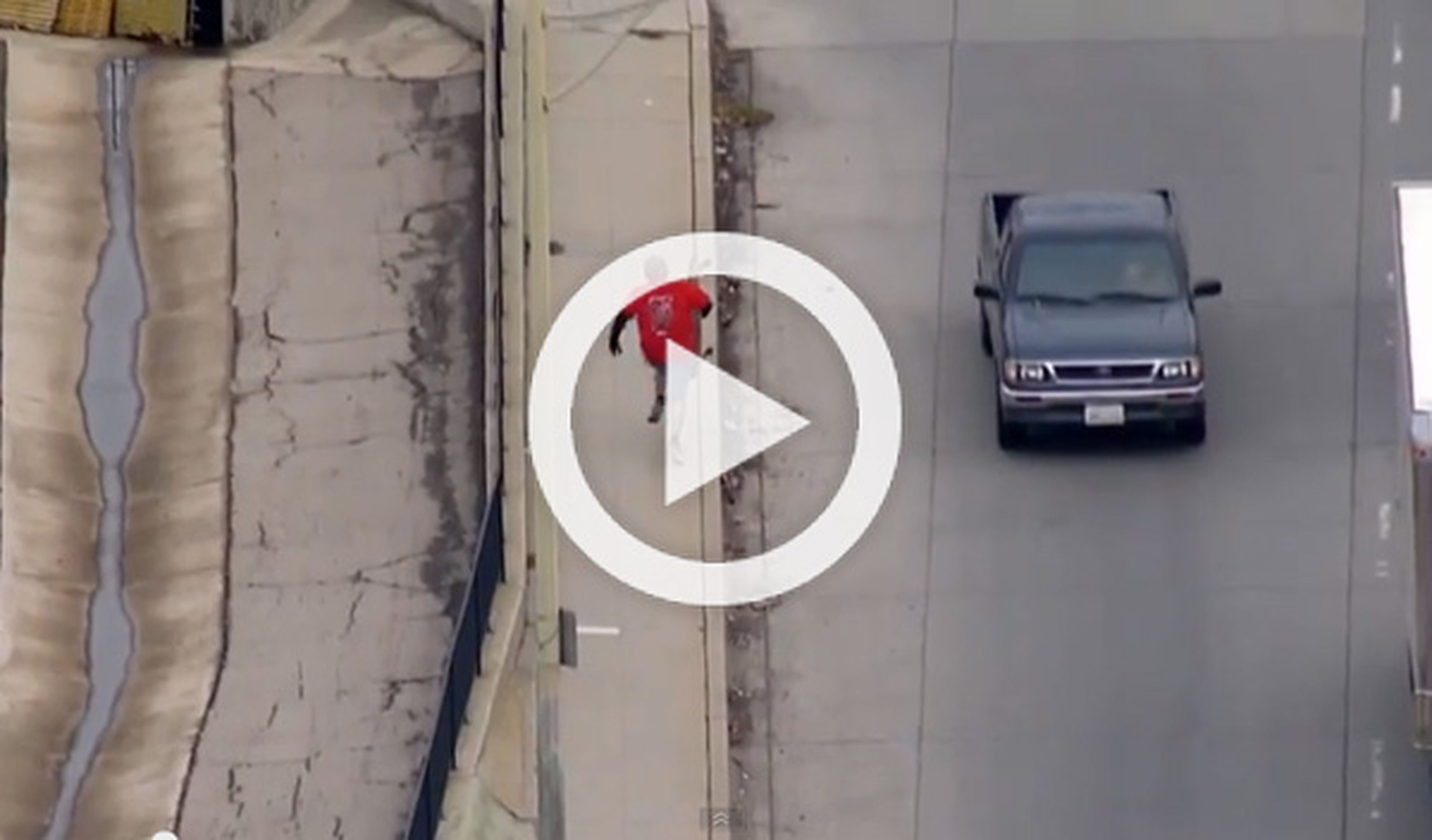 El ladrón de un BMW intenta huir de la Policía en skate
