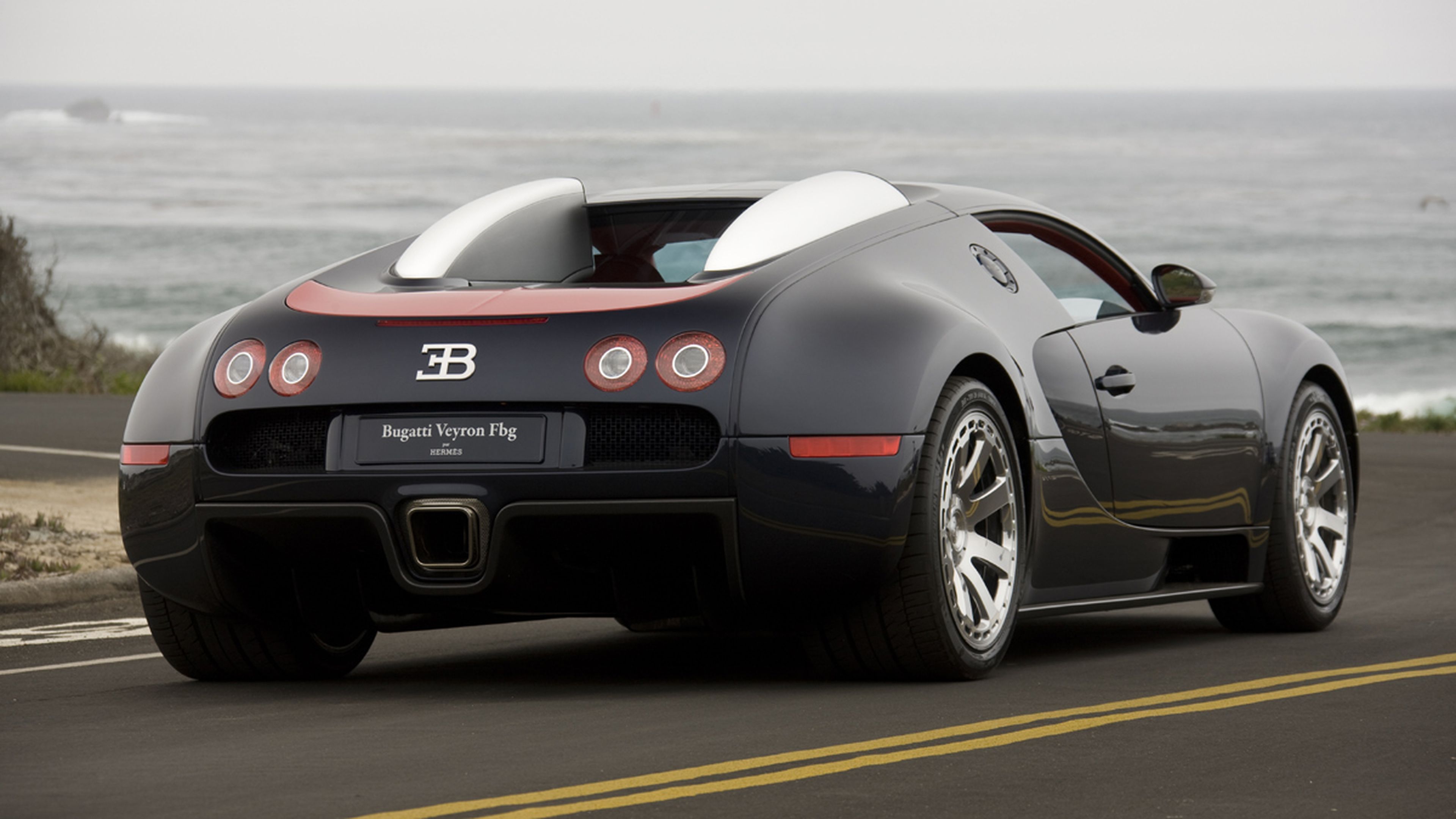 Cochazos millonetis exhibicionistas Bugatti Veyron trasera
