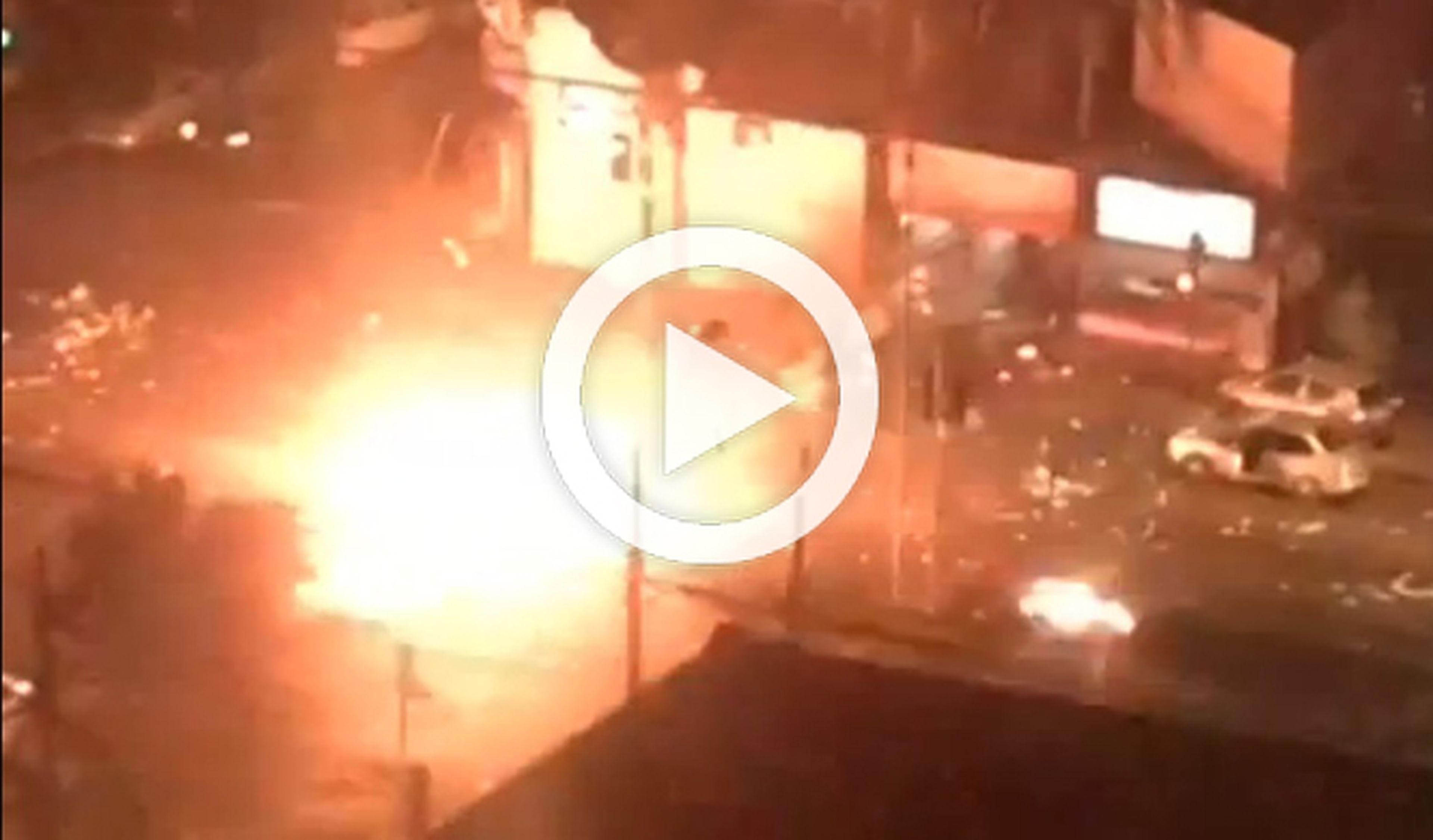 Vídeo: un camión de bomberos destroza un helicóptero