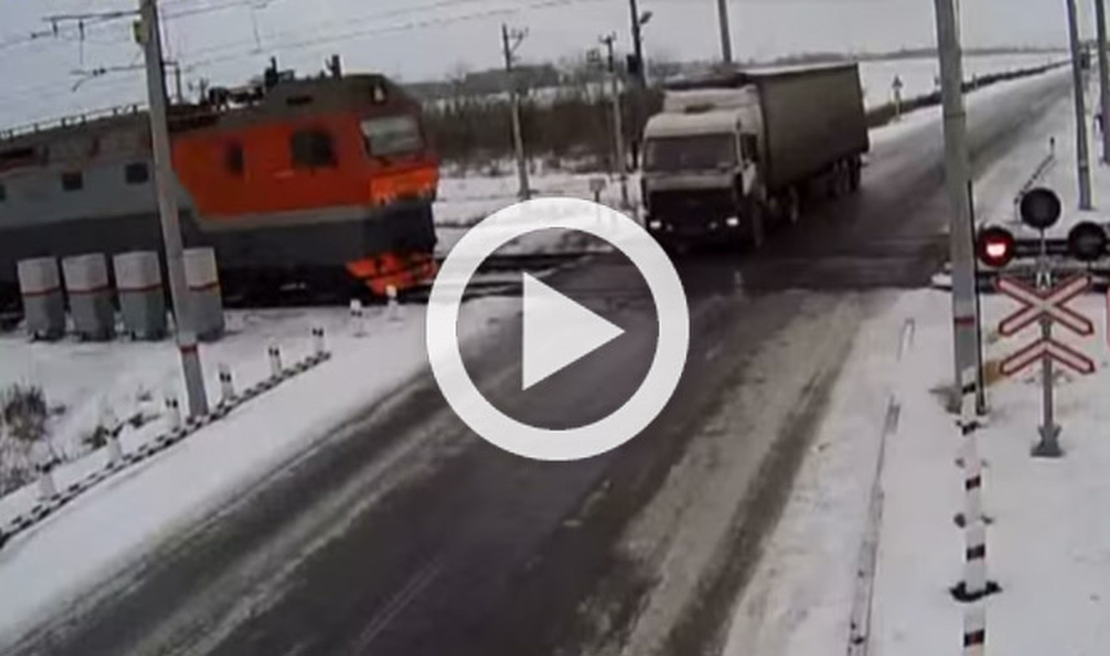 Vídeo: un camión es arrollado por dos trenes