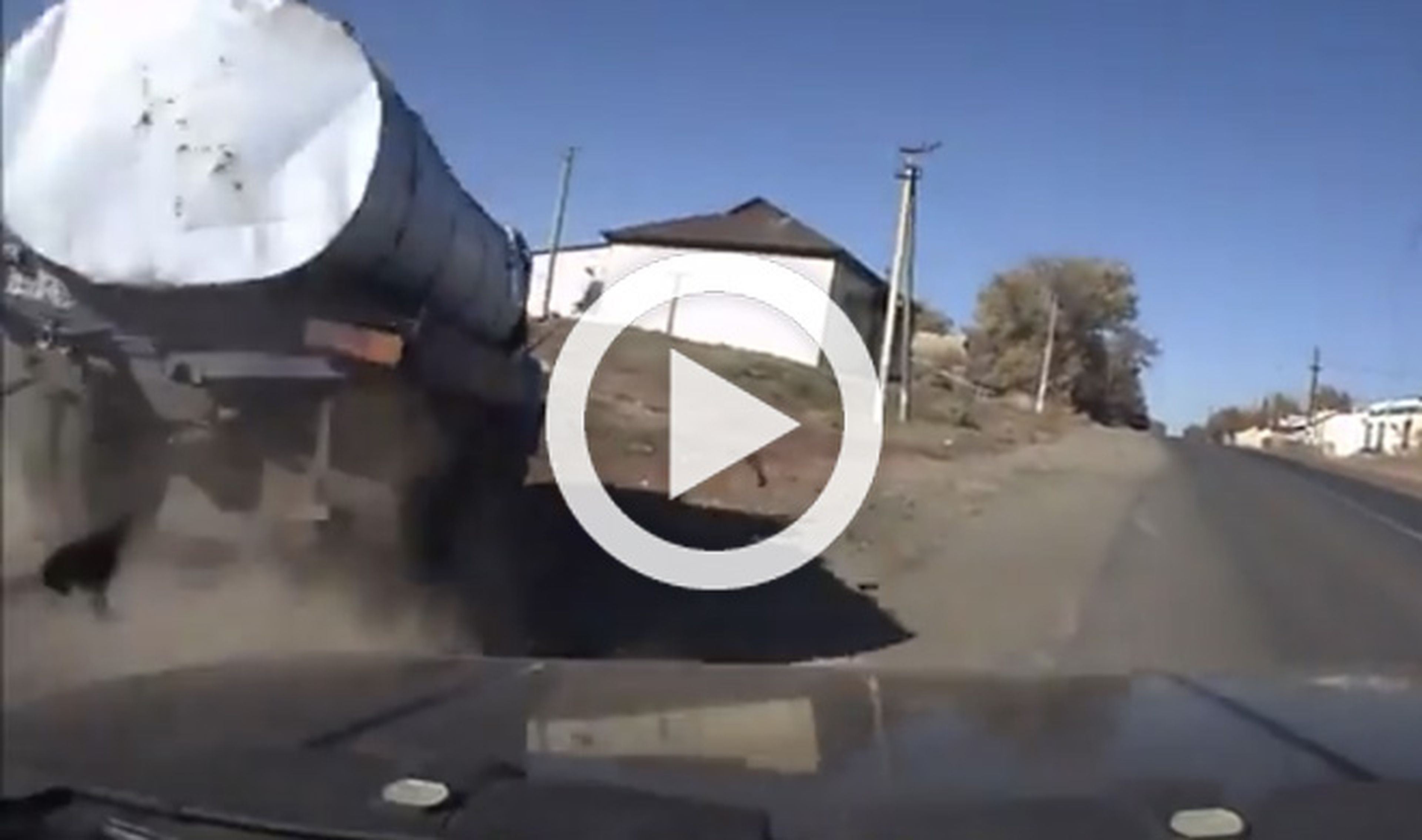 Vídeo: este camión cisterna sale volando por los aires