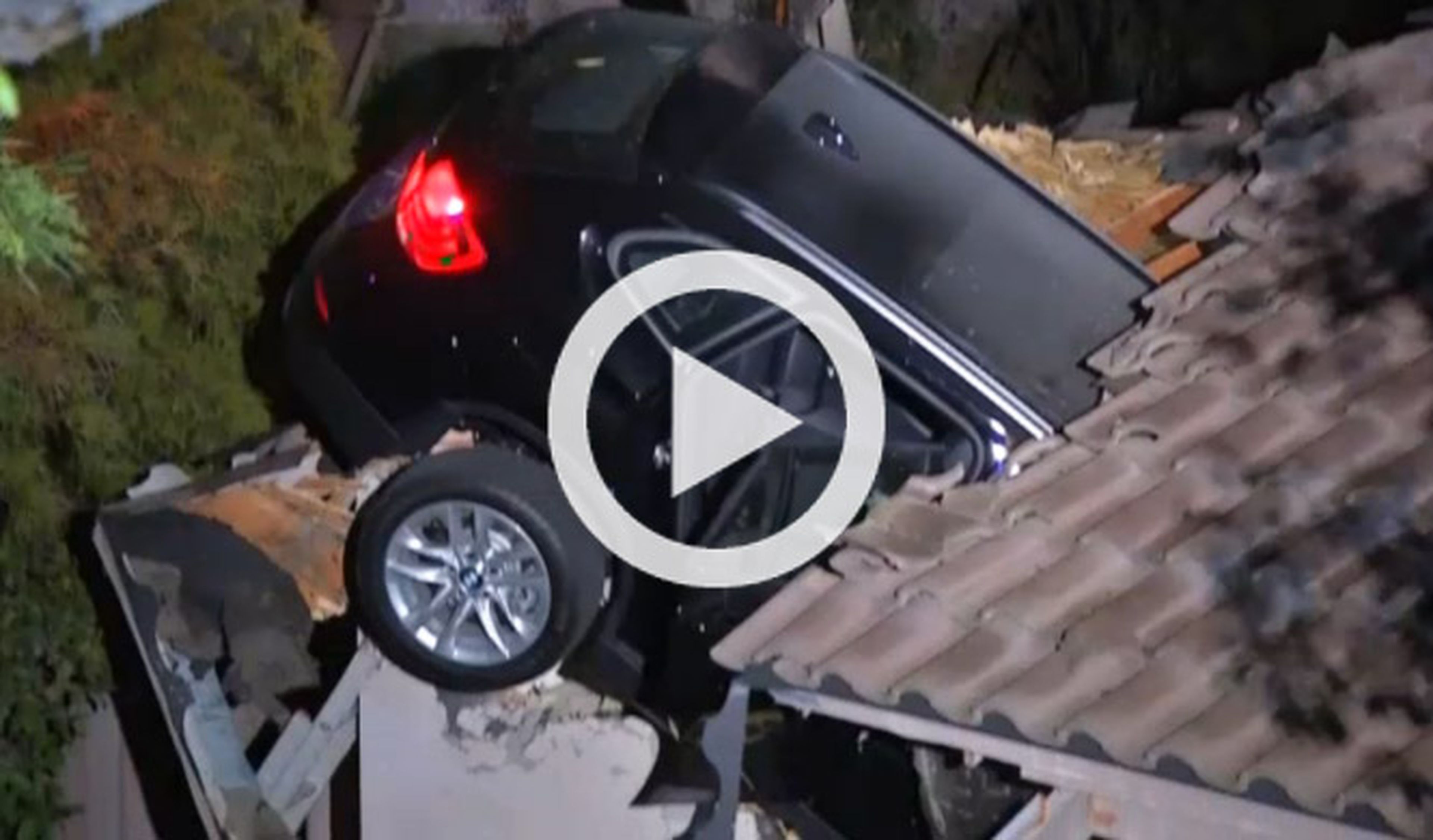 Un BMW aterriza en un tejado y aparece sin conductor