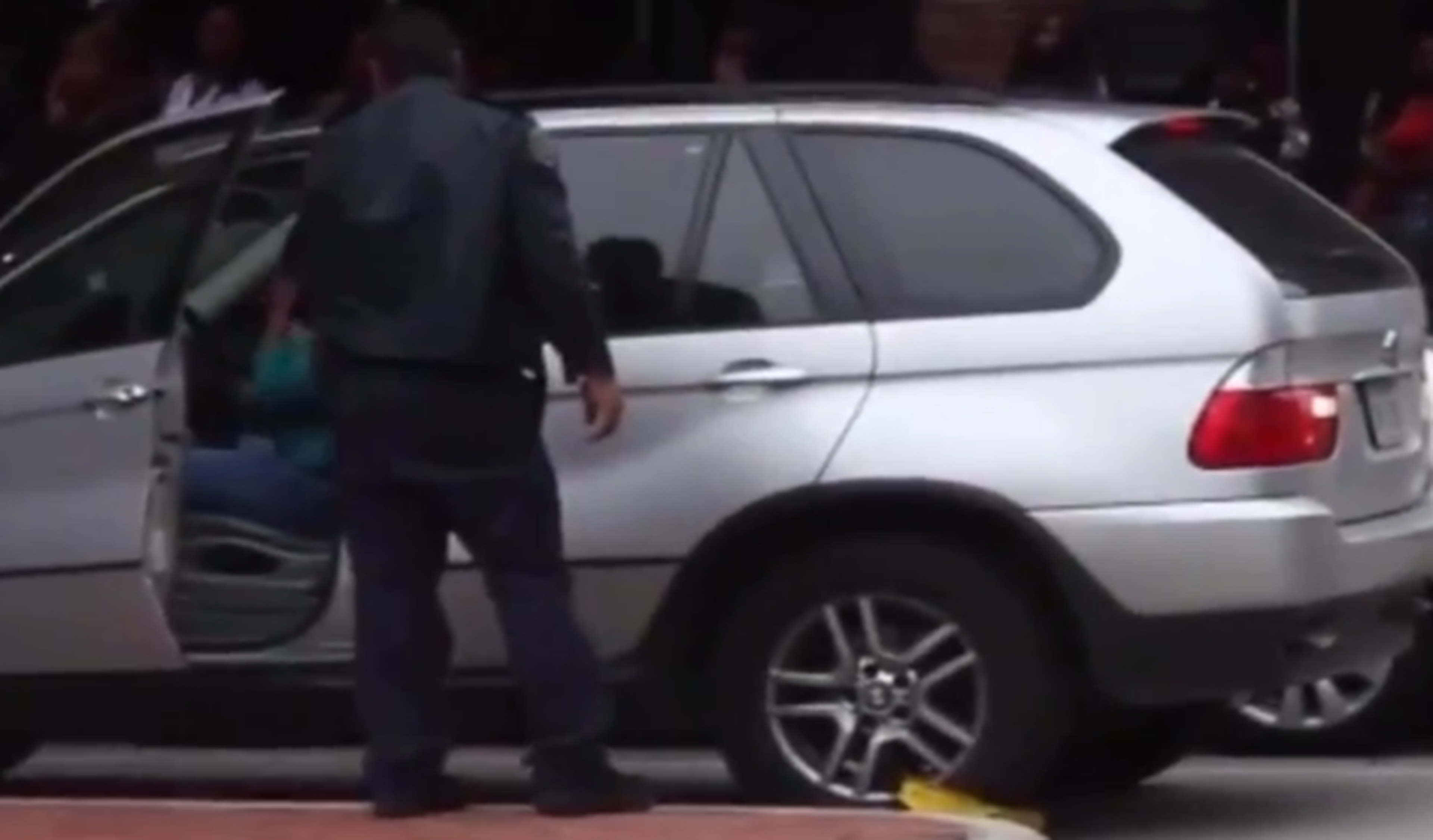 Vídeo: revienta el cepo de la policía y escapa con BMW X5