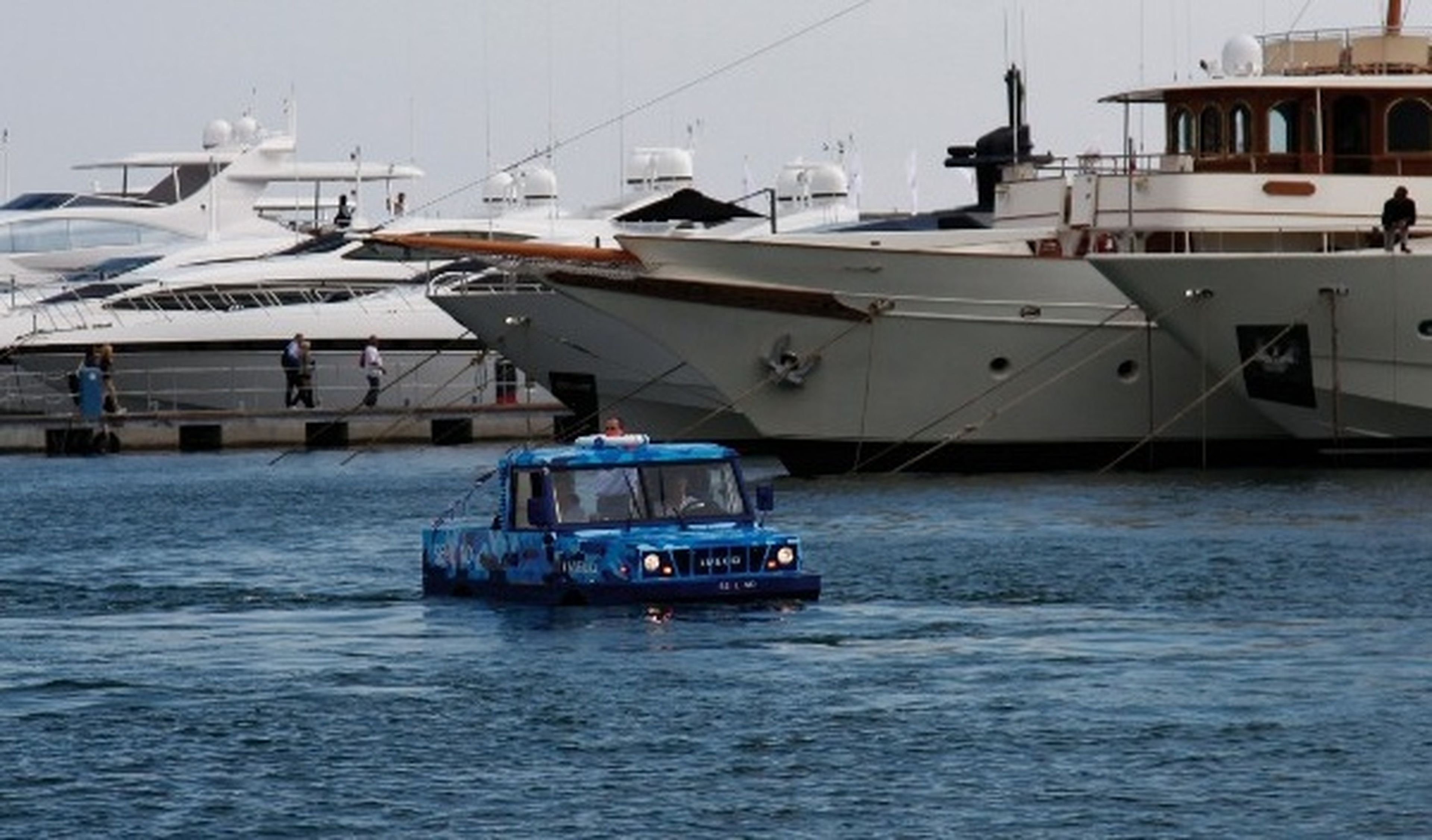 Rusia utiliza vehículos anfibios del ejército como taxis