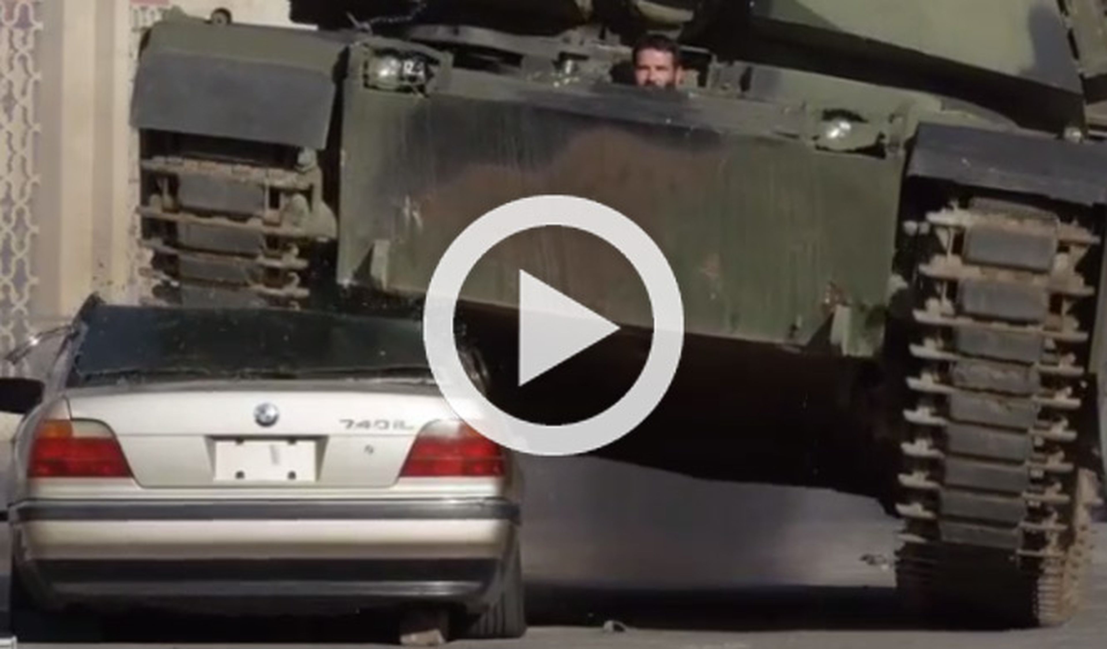 Dan Bilzerian destroza un BMW 740i con un tanque