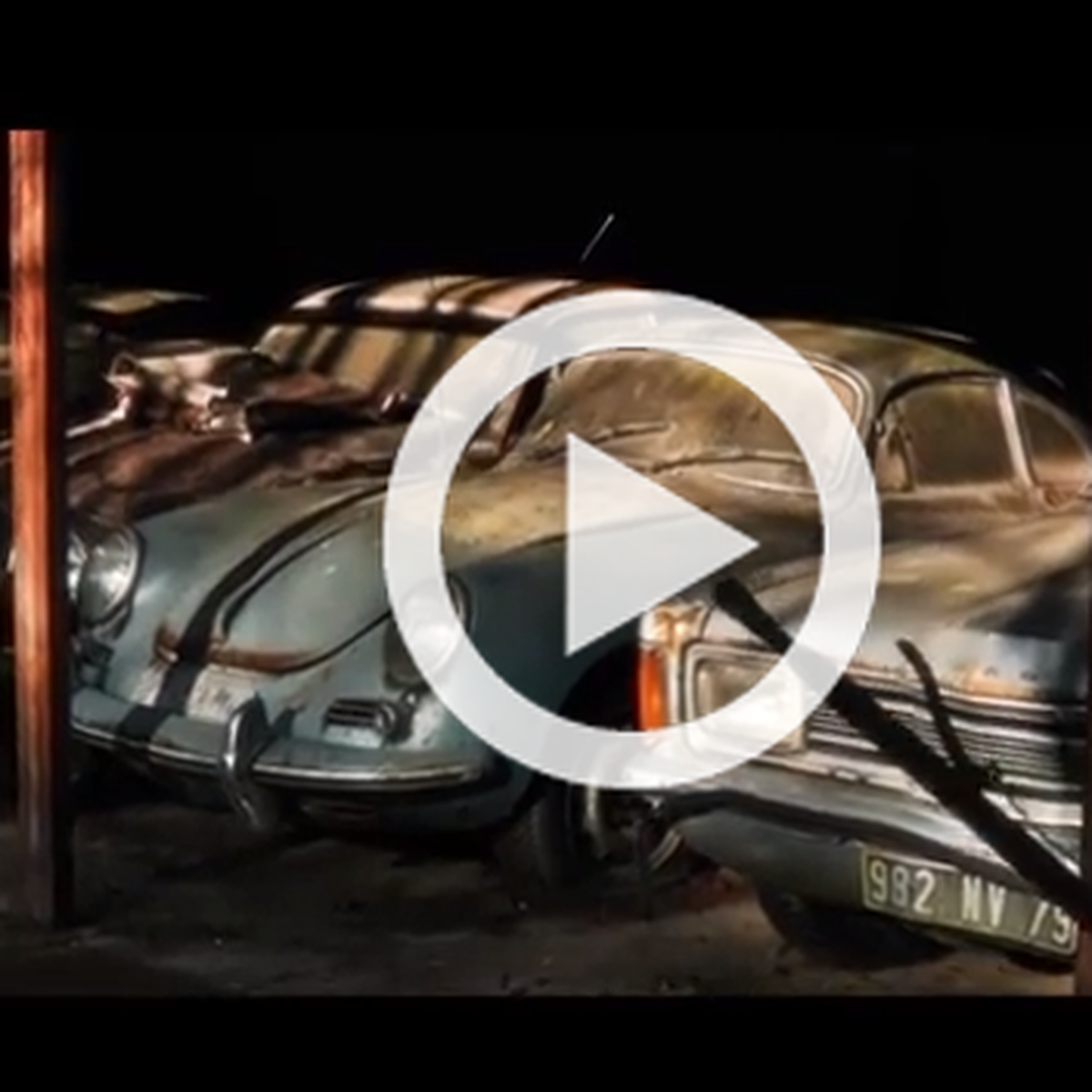Descubre la curiosa historia de esta colección de coches abandonados